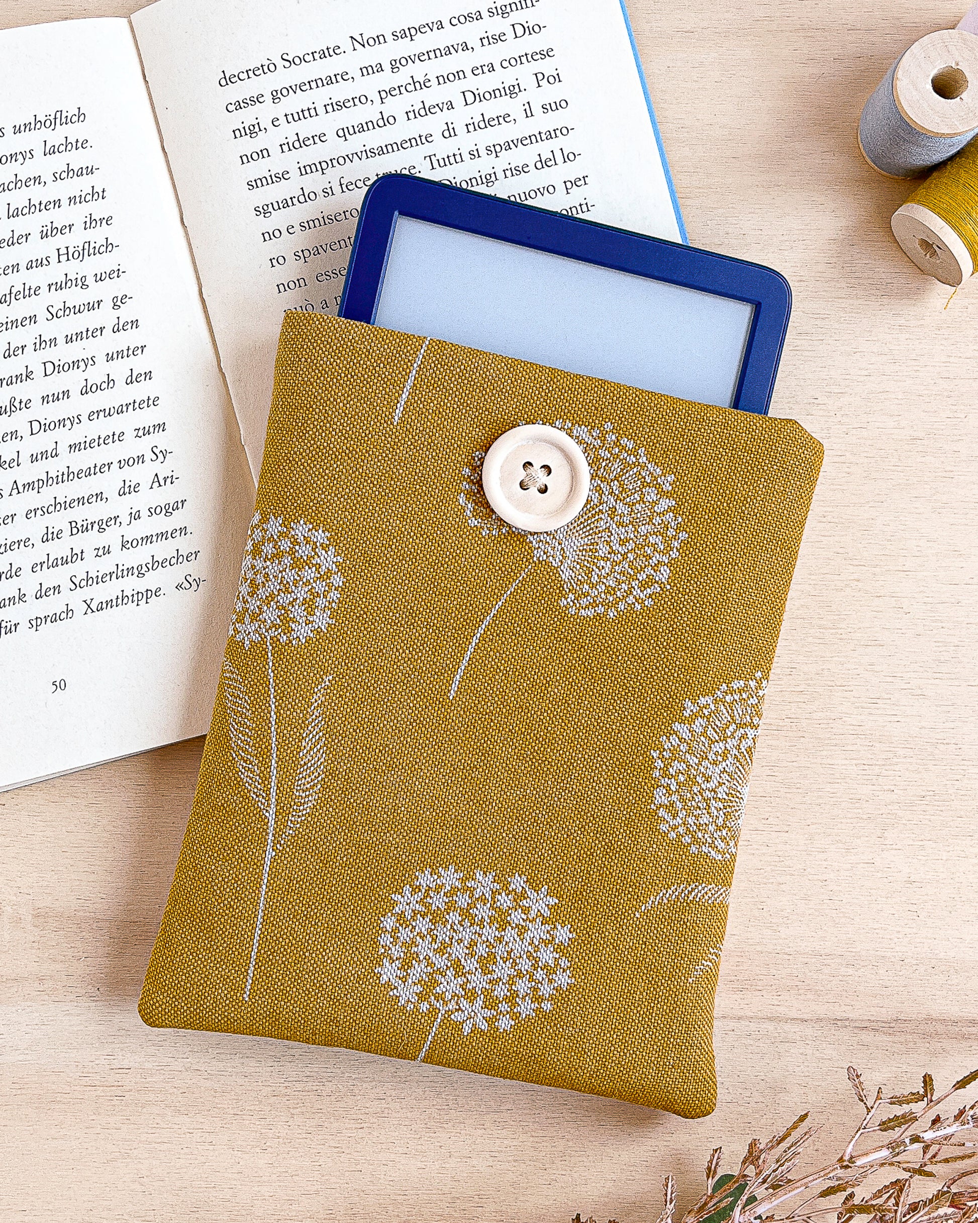 Custodia per e-reader imbottita in cotone fantasia ocra con fiori bianchi fatta a mano
