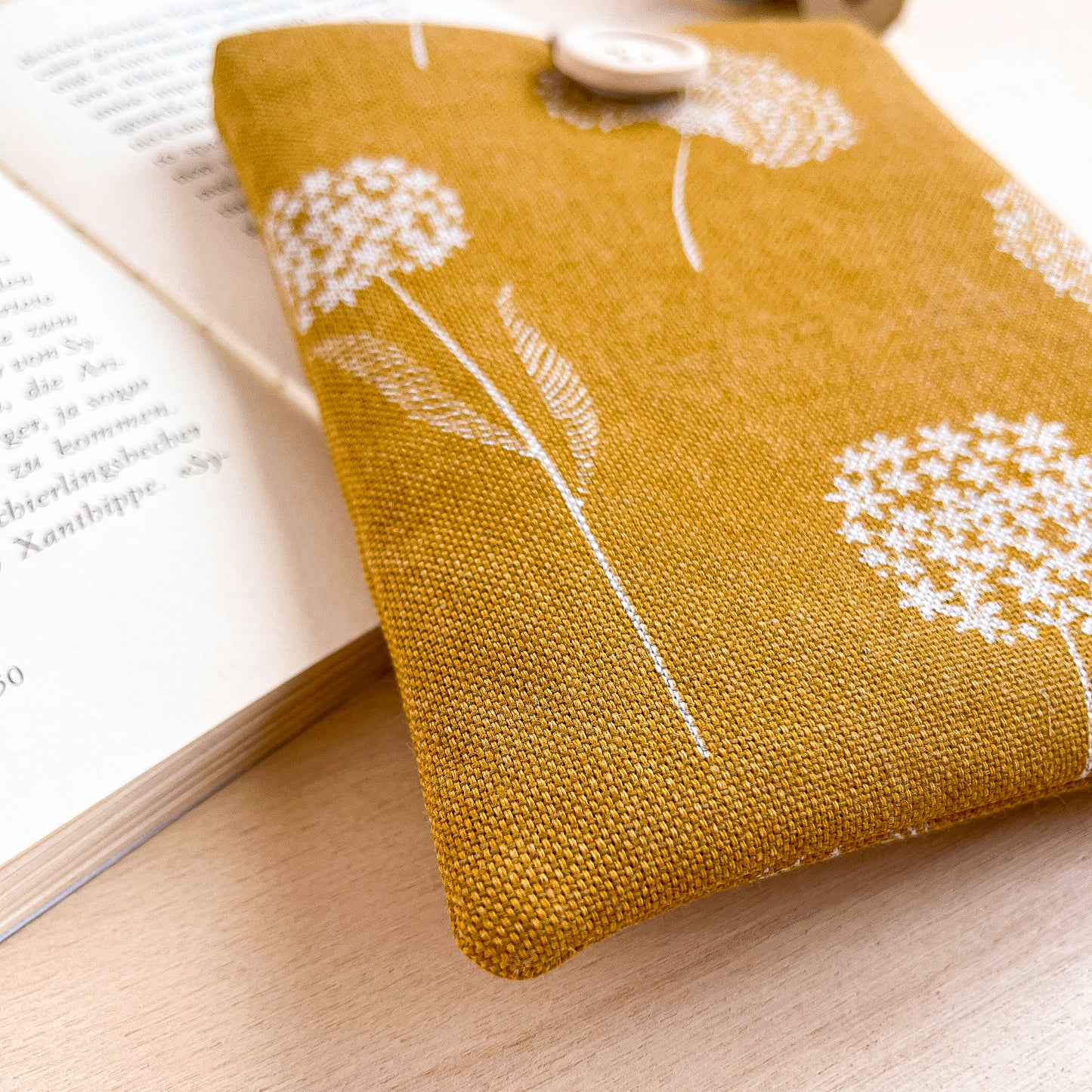 Custodia per e-reader imbottita in cotone fantasia ocra con fiori bianchi fatta a mano