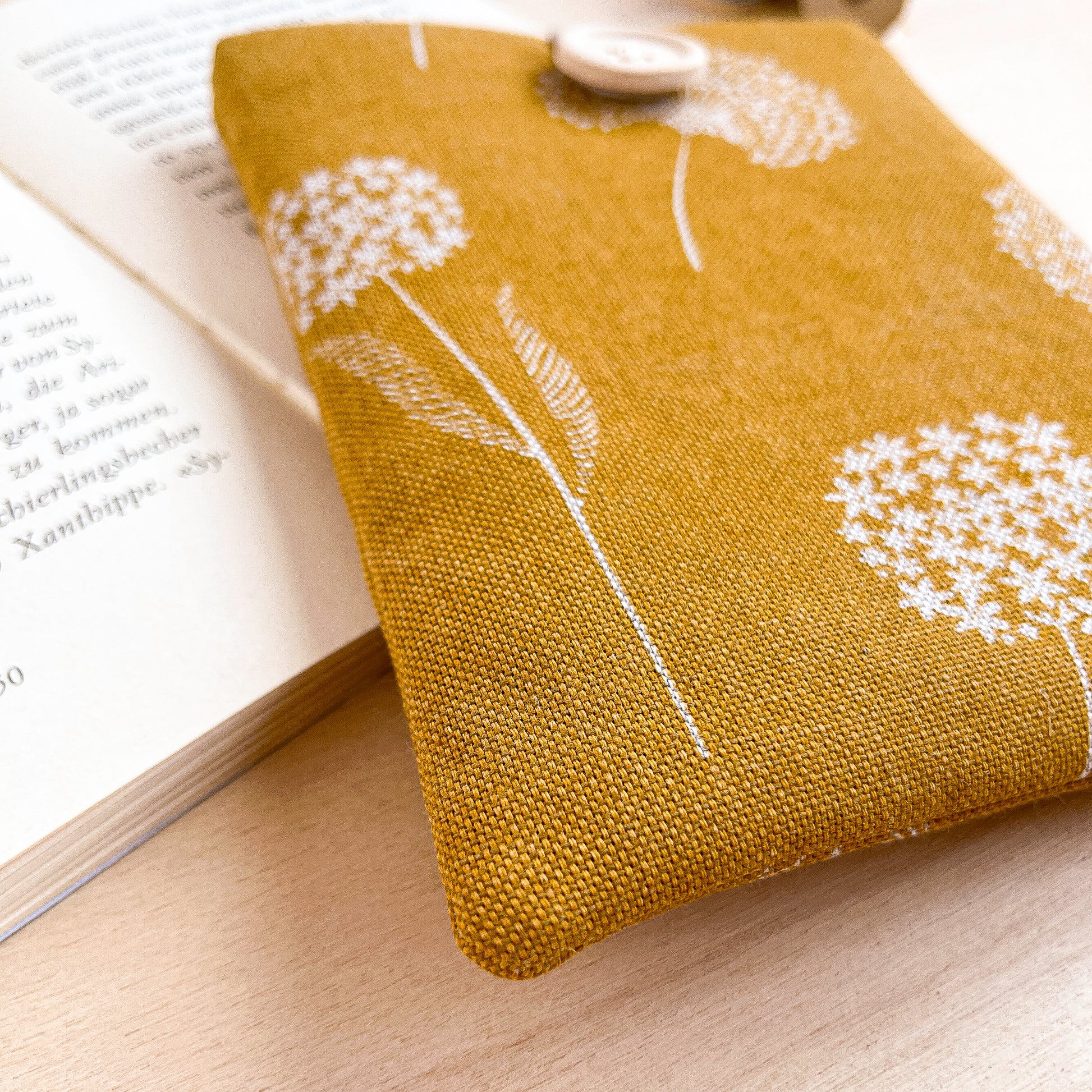 Custodia per e-reader imbottita in cotone fantasia ocra con fiori bianchi fatta a mano