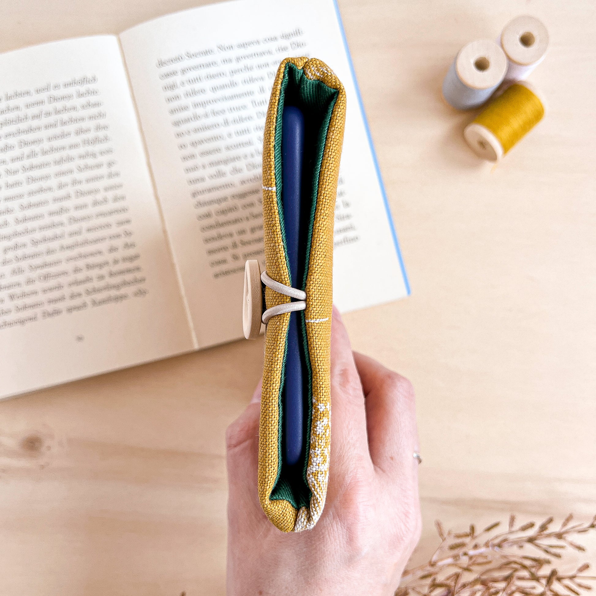 Custodia per e-reader imbottita in cotone fantasia ocra con fiori bianchi fatta a mano