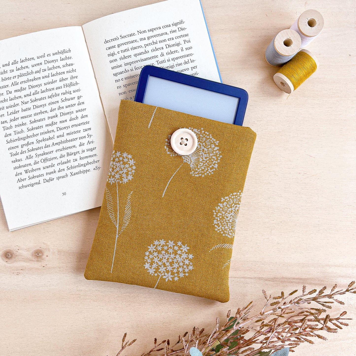 Custodia per e-reader imbottita in cotone fantasia ocra con fiori bianchi fatta a mano