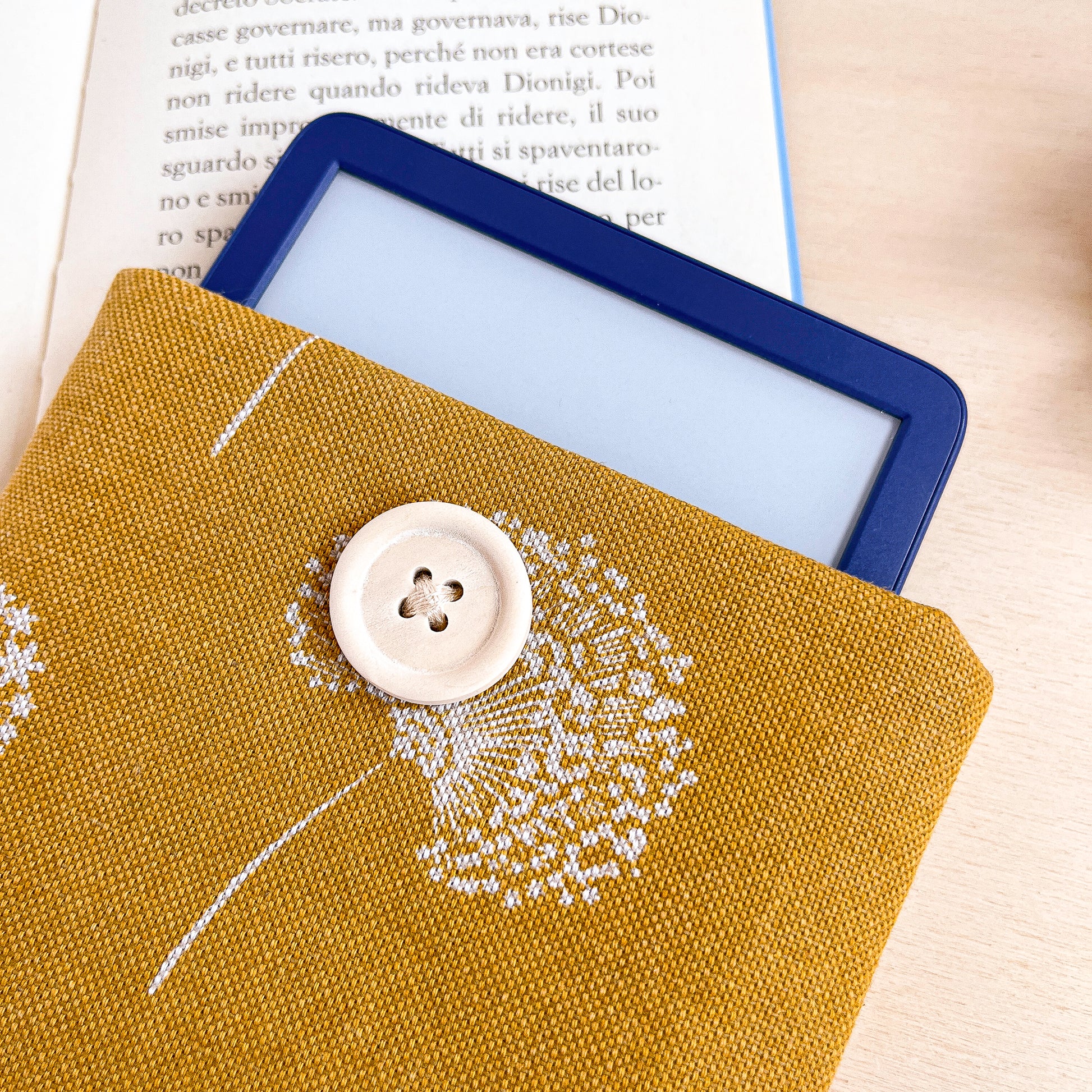 Custodia per e-reader imbottita in cotone fantasia ocra con fiori bianchi fatta a mano