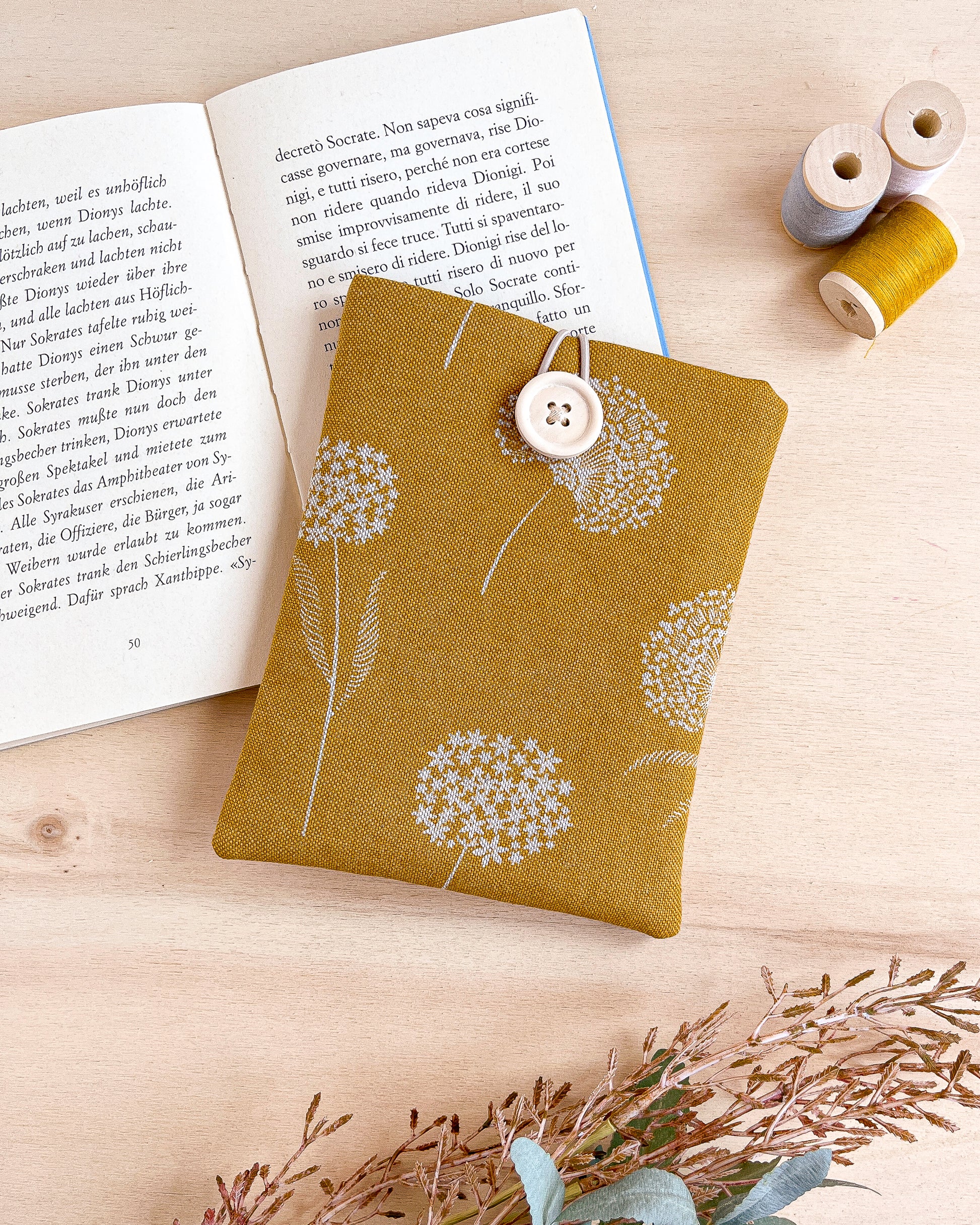 Custodia per e-reader imbottita in cotone fantasia ocra con fiori bianchi fatta a mano