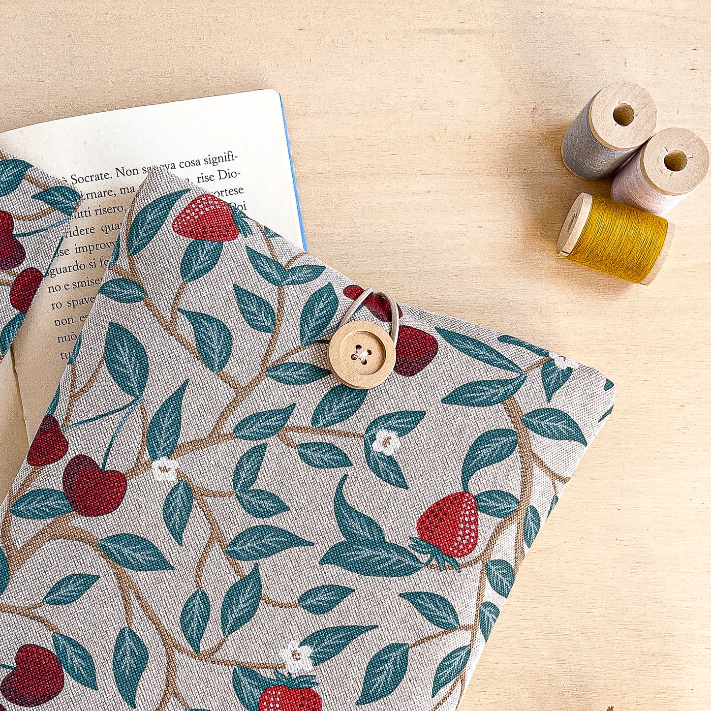 Custodia per libri imbottita in cotone fantasia fragole e ciliegie fatta a mano
