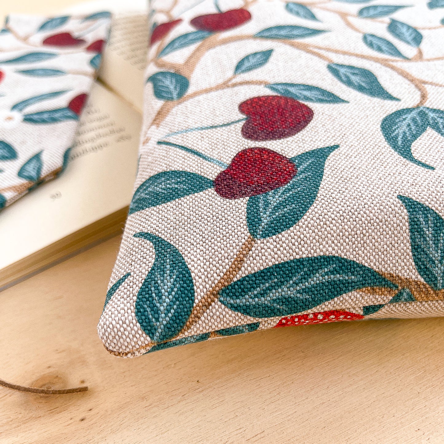 Custodia per libri imbottita in cotone fantasia fragole e ciliegie fatta a mano