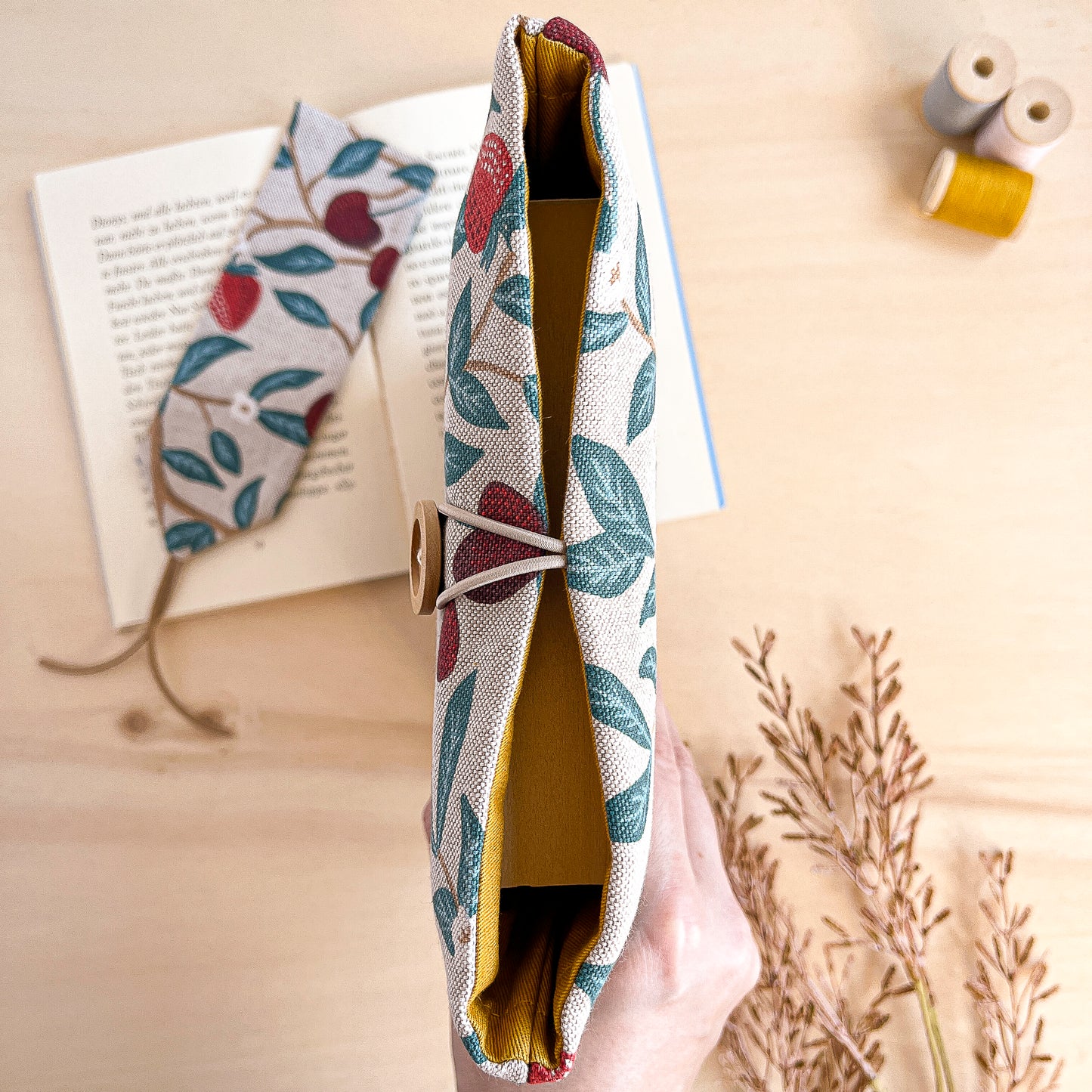 Custodia per libri imbottita in cotone fantasia fragole e ciliegie fatta a mano
