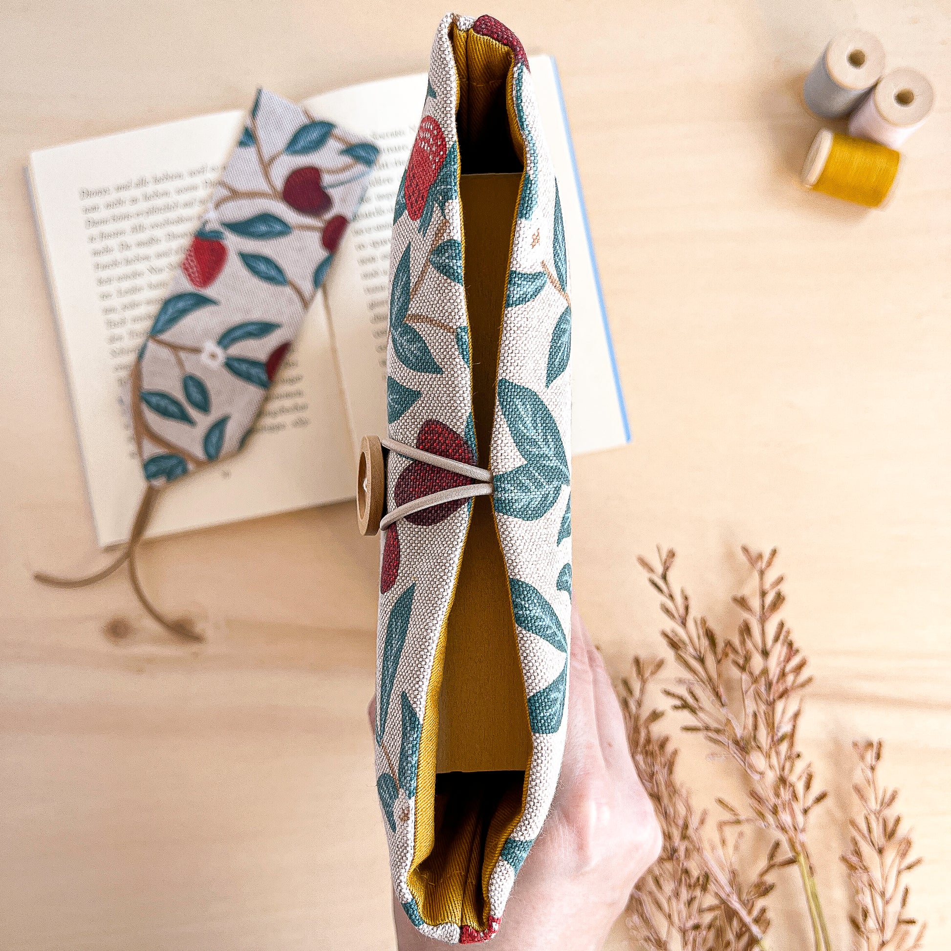 Custodia per libri imbottita in cotone fantasia fragole e ciliegie fatta a mano