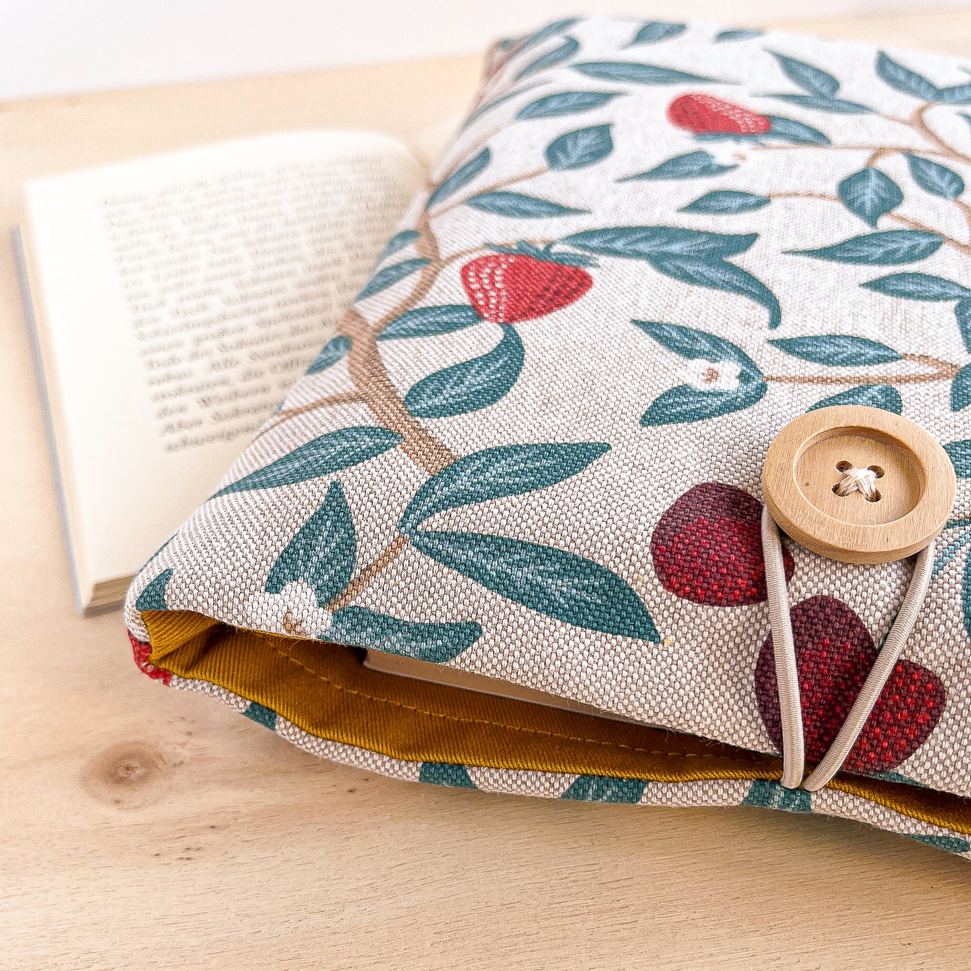 Custodia per libri imbottita in cotone fantasia fragole e ciliegie fatta a mano