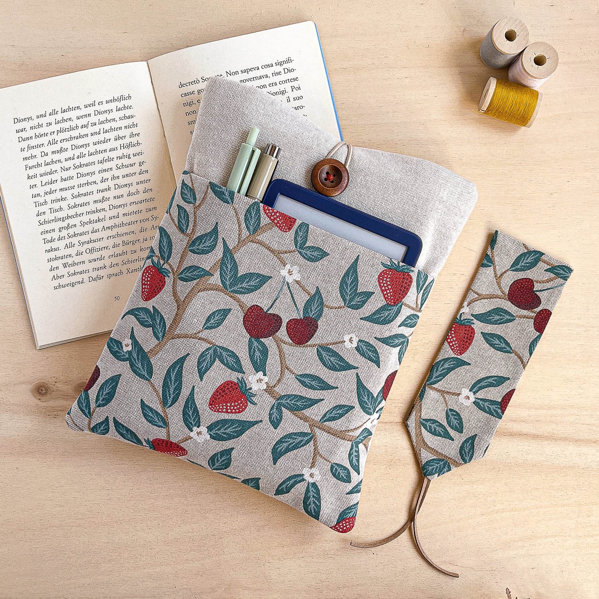 Custodia per libri imbottita in cotone fantasia fragole e ciliegie fatta a mano