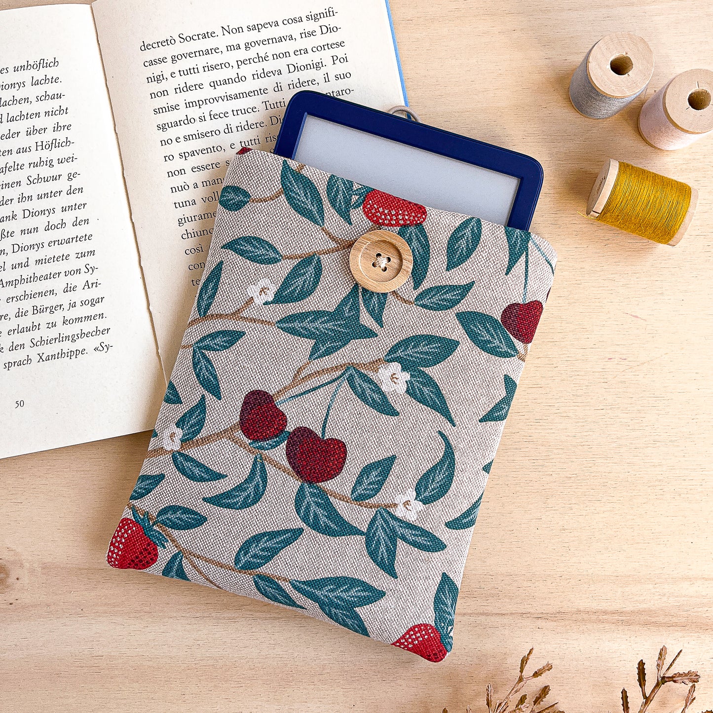 Custodia per e-reader imbottita in cotone fantasia fragole e ciliegie fatta a mano