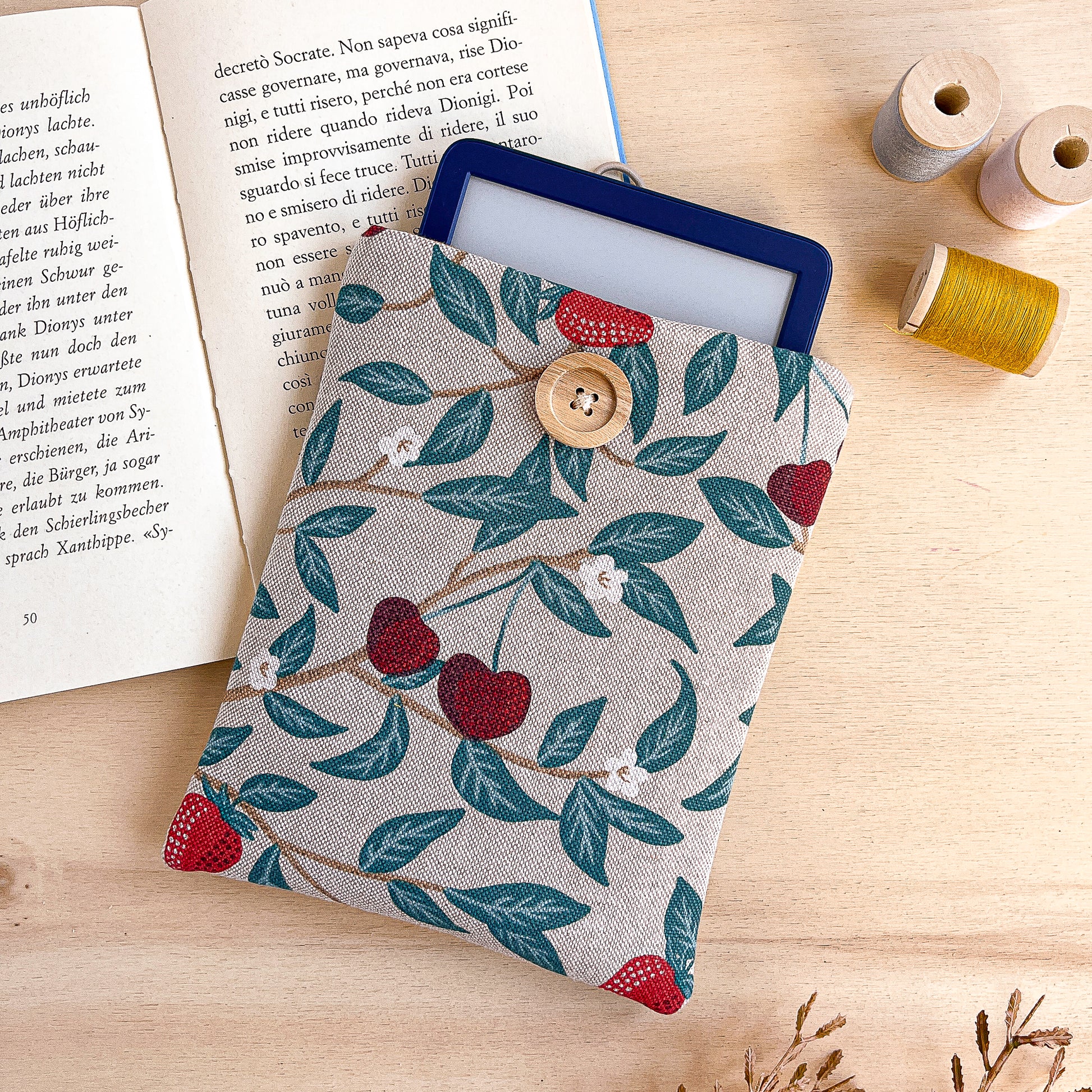 Custodia per e-reader imbottita in cotone fantasia fragole e ciliegie fatta a mano