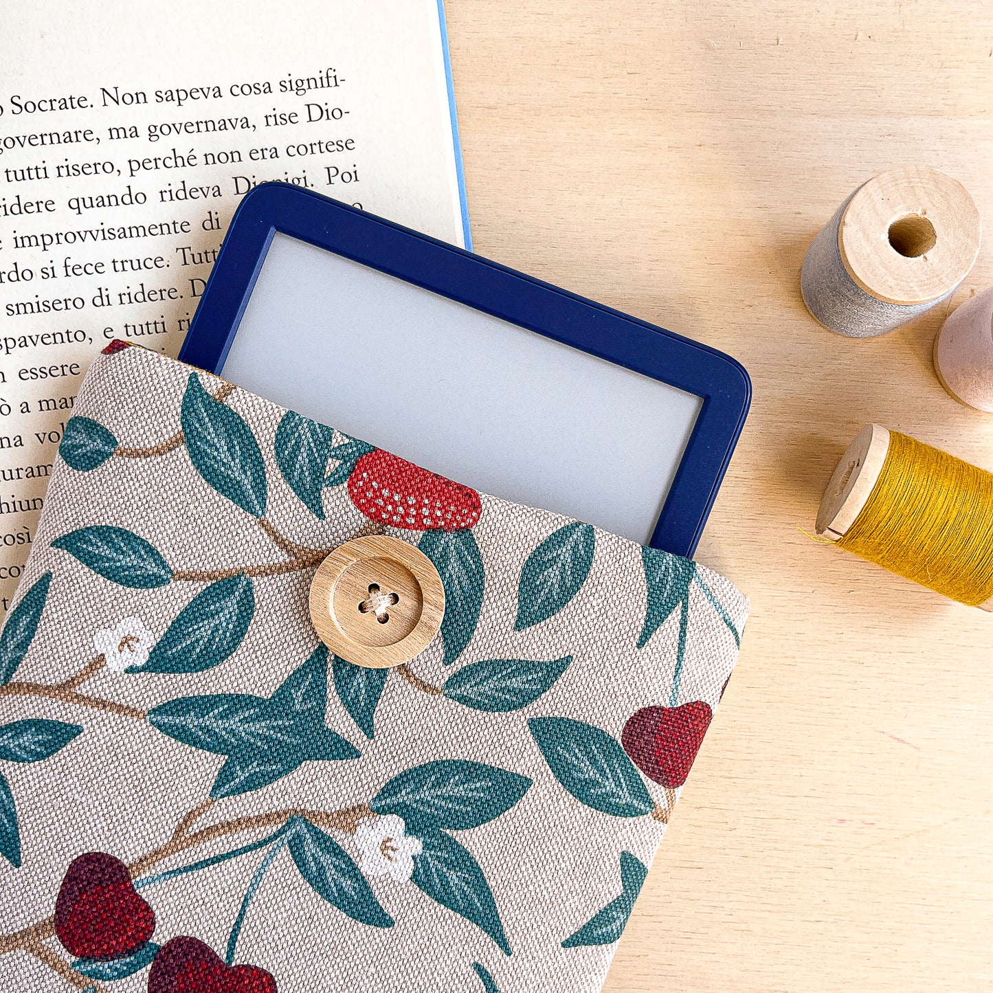 Custodia per e-reader imbottita in cotone fantasia fragole e ciliegie fatta a mano