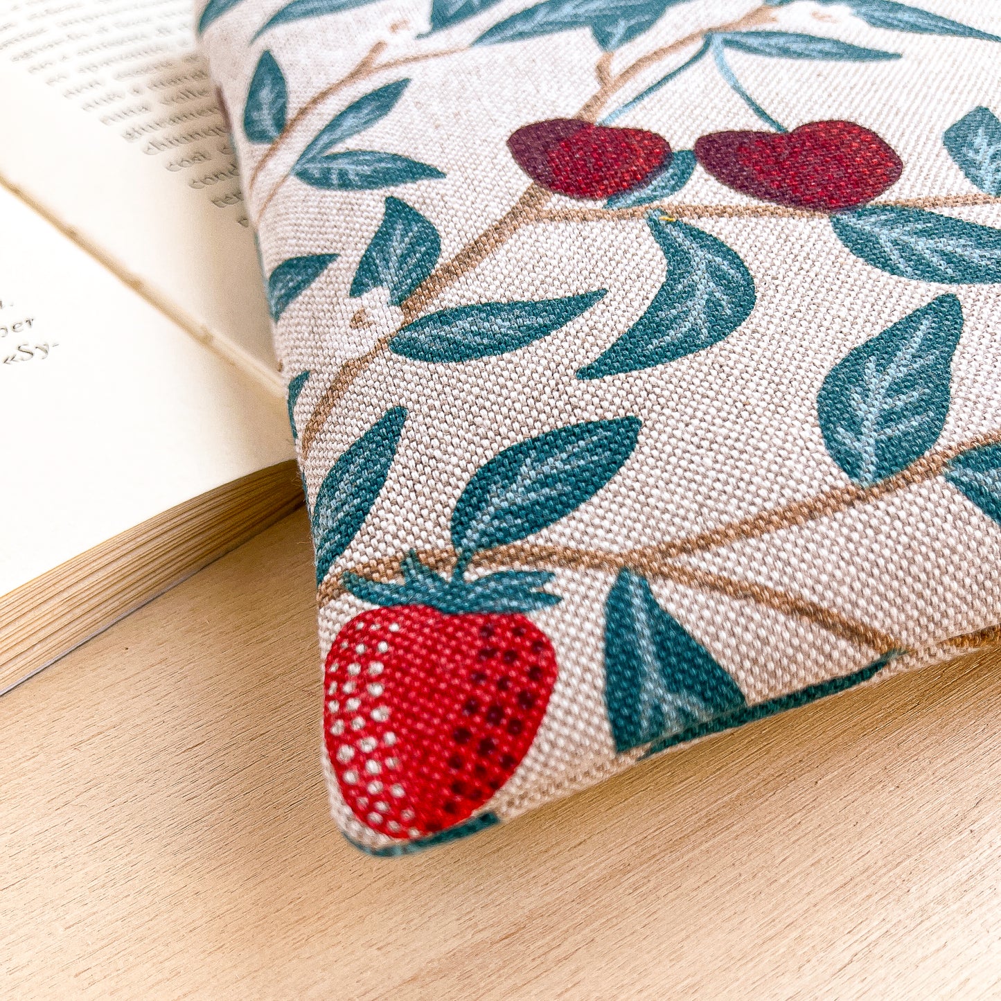 Custodia per e-reader imbottita in cotone fantasia fragole e ciliegie fatta a mano