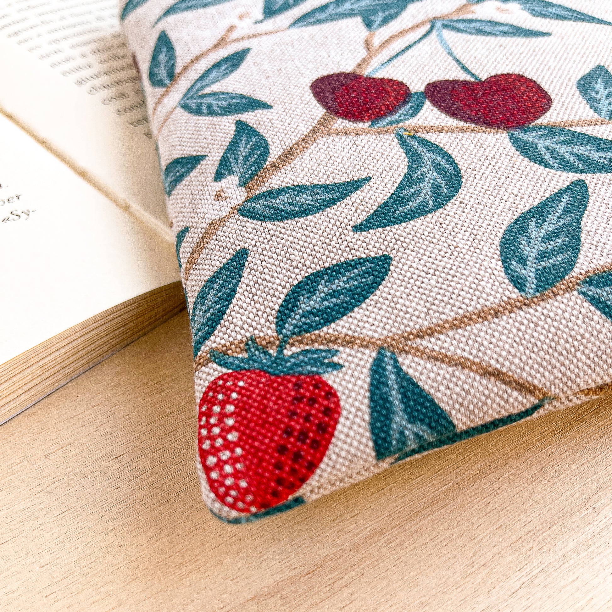 Custodia per e-reader imbottita in cotone fantasia fragole e ciliegie fatta a mano