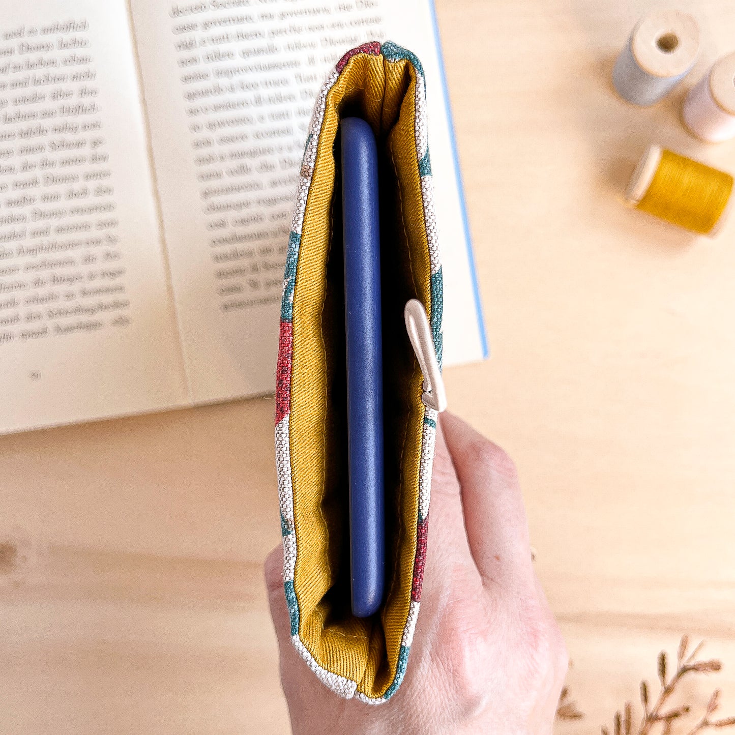 Custodia per e-reader imbottita in cotone fantasia fragole e ciliegie fatta a mano