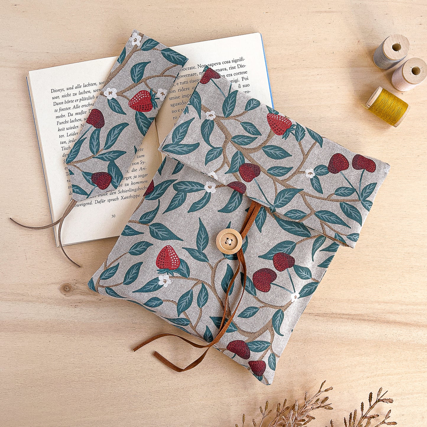 Custodia per libri regolabile in cotone fantasia fragole e ciliegie fatta a mano