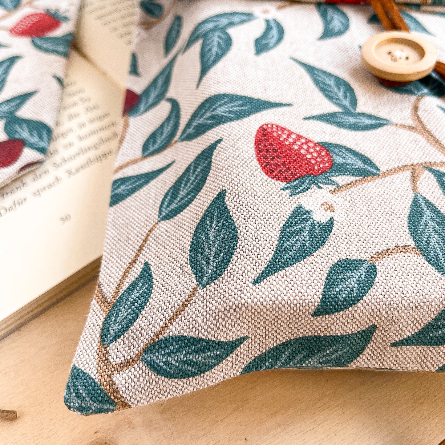 Custodia per libri regolabile in cotone fantasia fragole e ciliegie fatta a mano