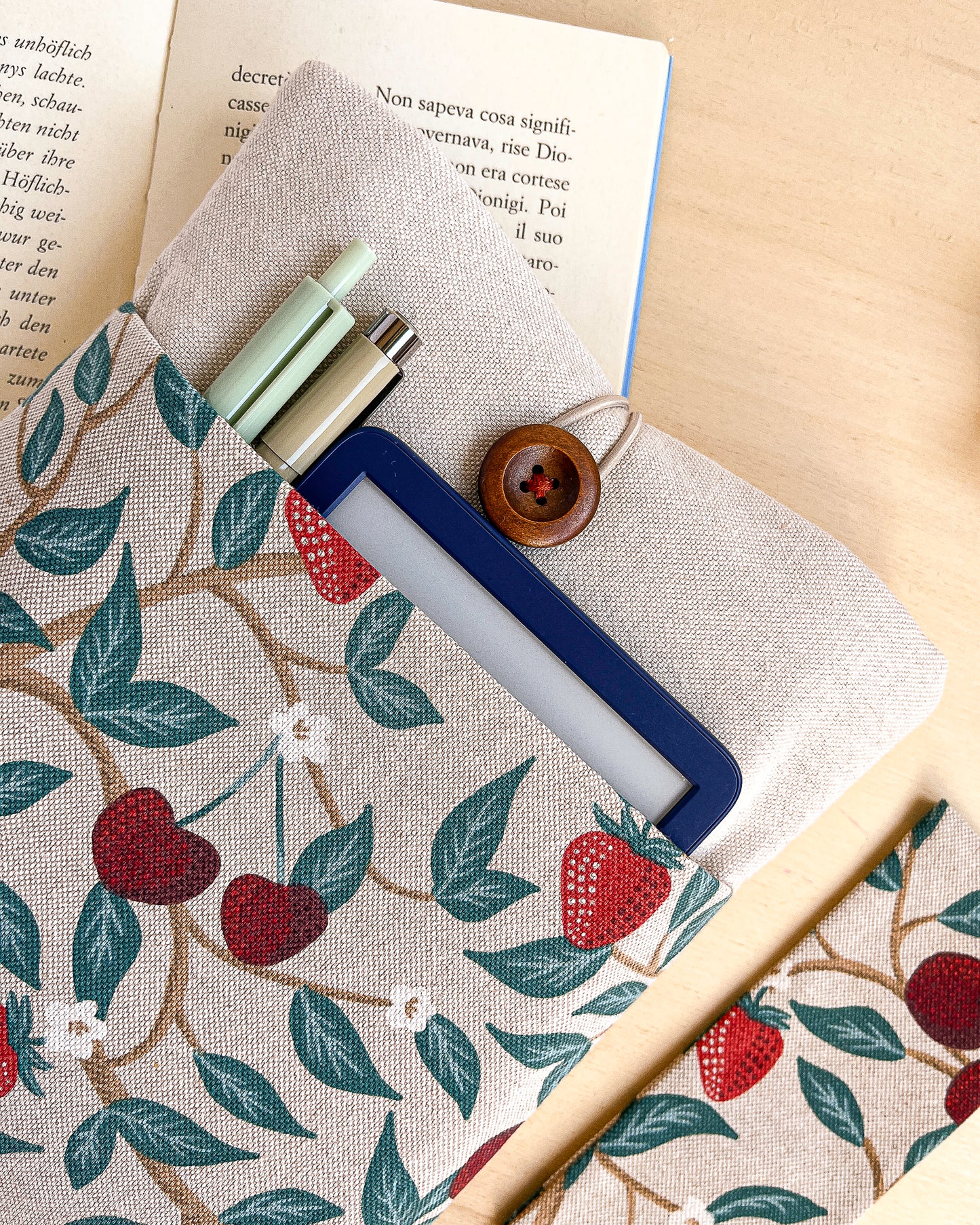 Custodia per libri imbottita in cotone fantasia fragole e ciliegie fatta a mano