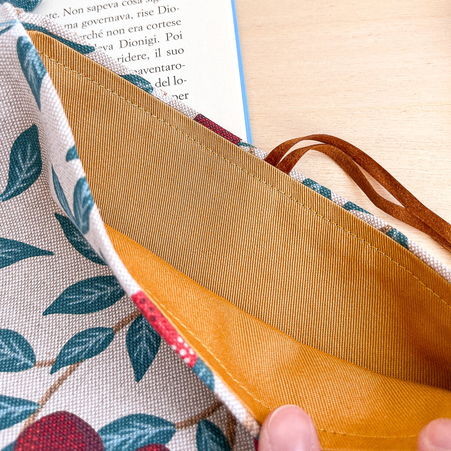 Custodia per libri regolabile in cotone fantasia fragole e ciliegie fatta a mano