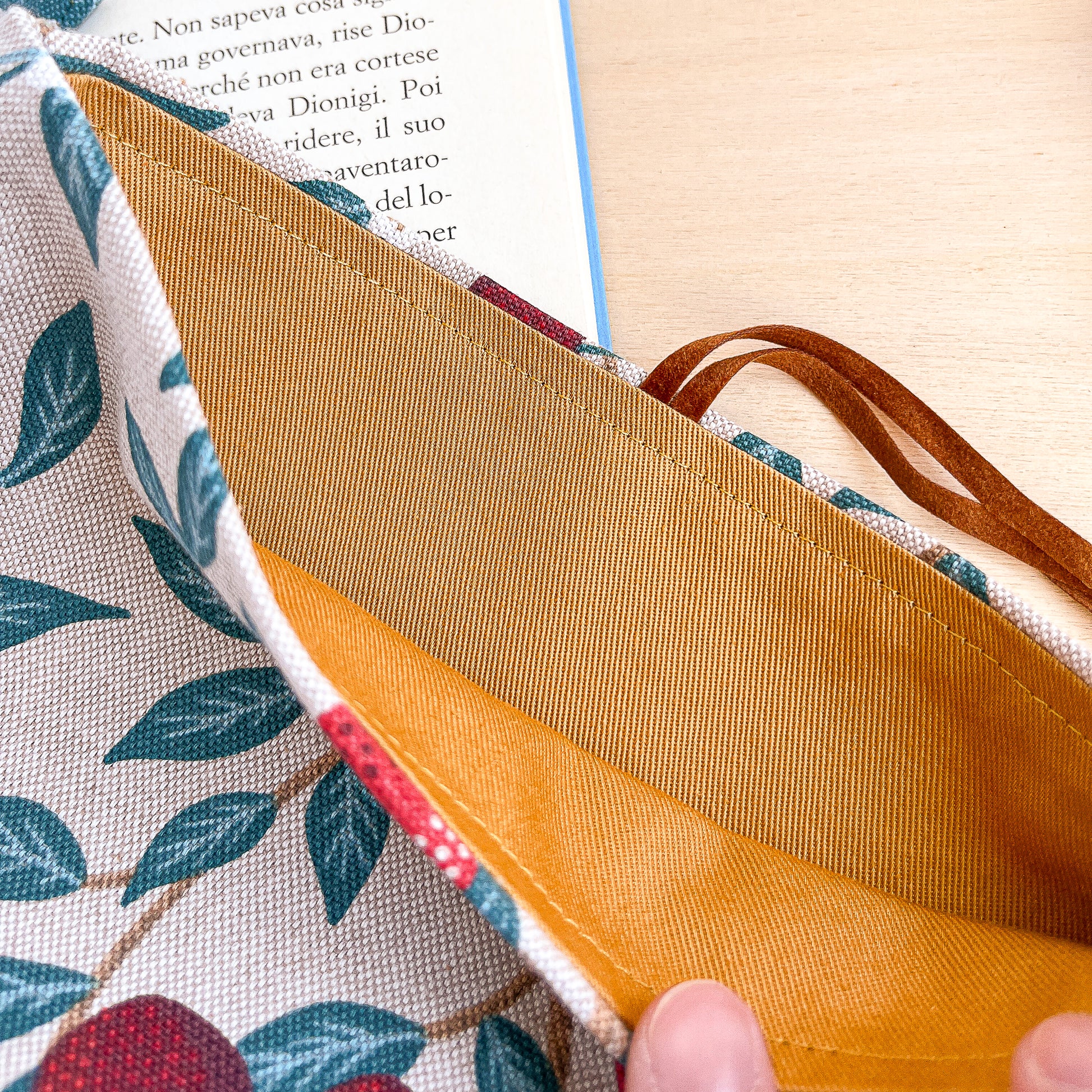 Custodia per libri regolabile in cotone fantasia fragole e ciliegie fatta a mano