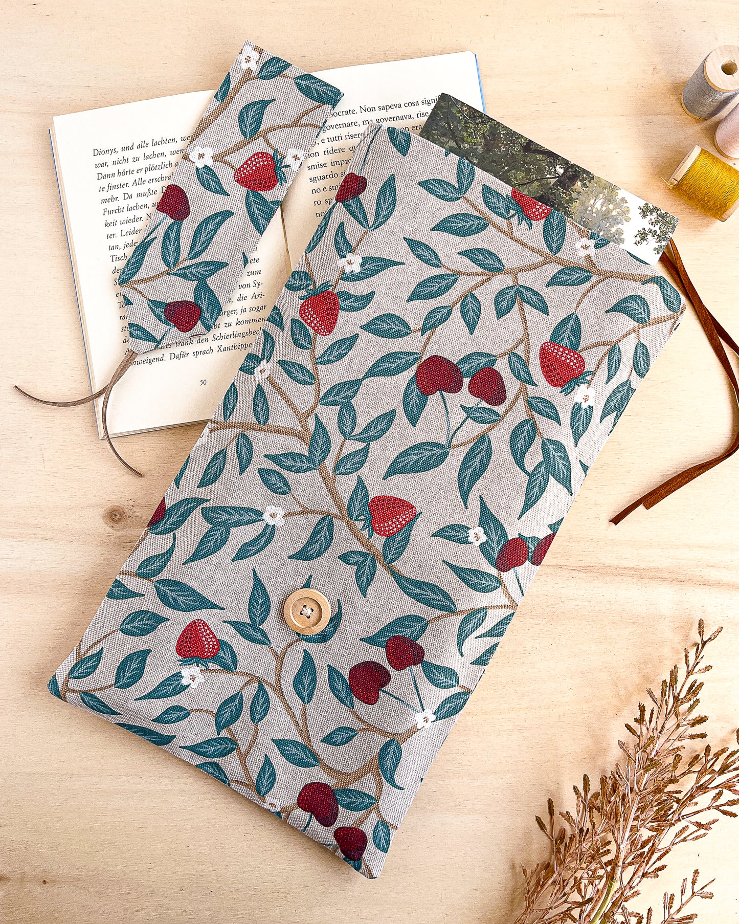 Custodia per libri regolabile in cotone fantasia fragole e ciliegie fatta a mano