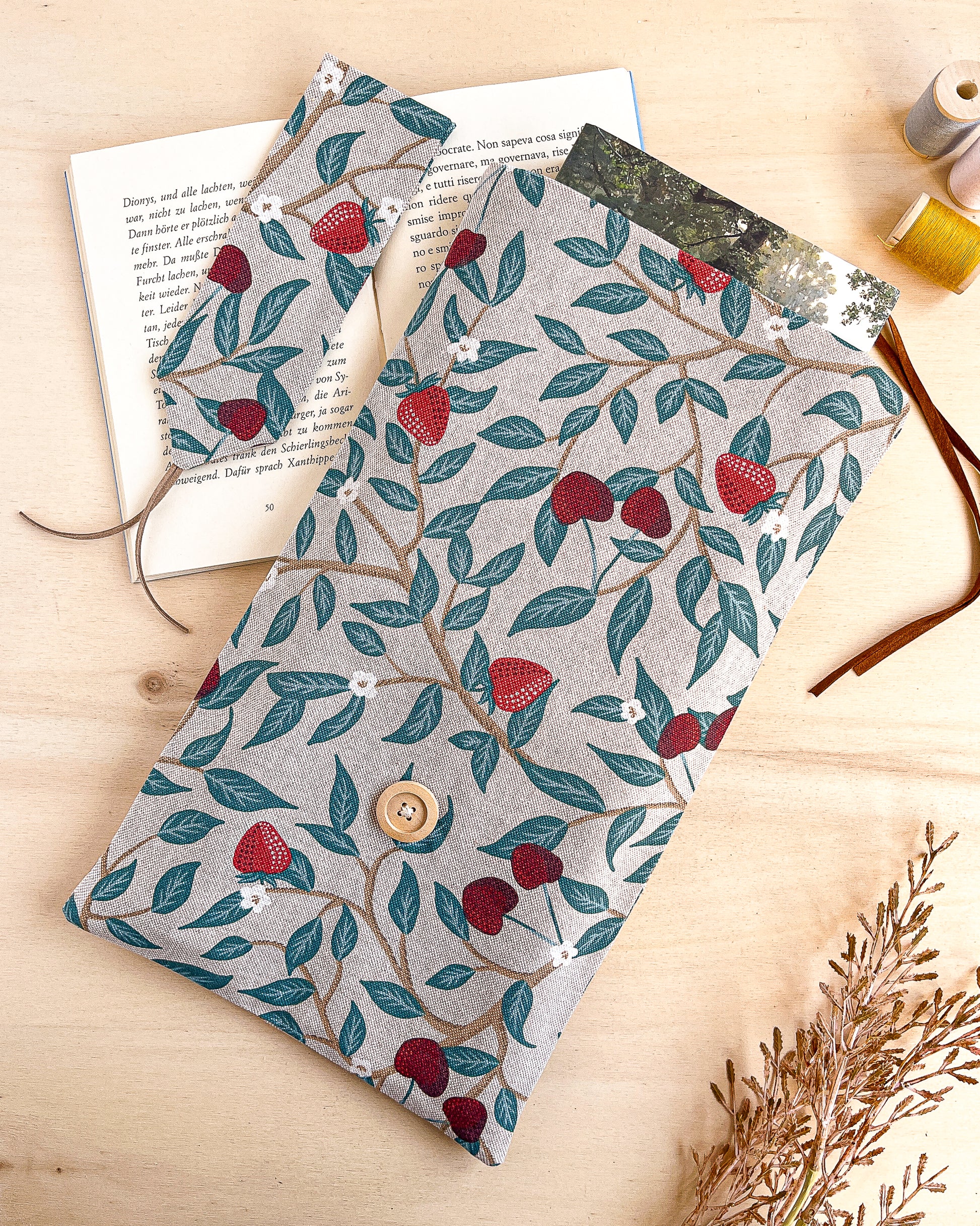 Custodia per libri regolabile in cotone fantasia fragole e ciliegie fatta a mano