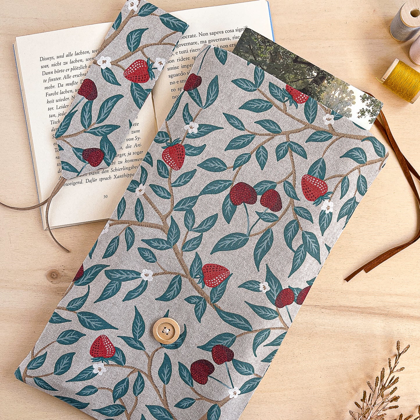 Custodia per libri regolabile in cotone fantasia fragole e ciliegie fatta a mano