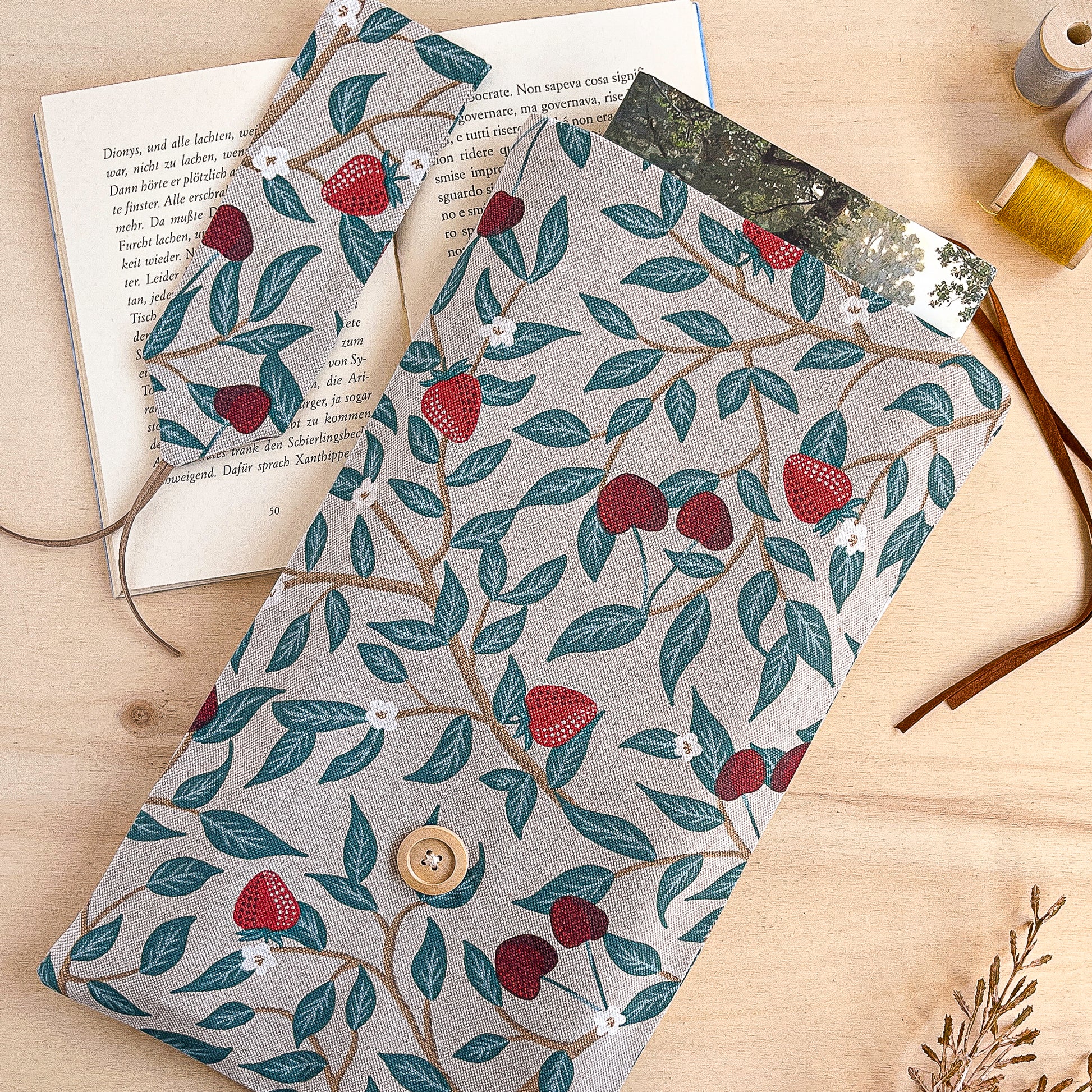 Custodia per libri regolabile in cotone fantasia fragole e ciliegie fatta a mano