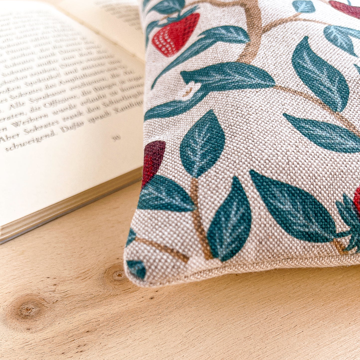 Custodia per libri imbottita in cotone fantasia fragole e ciliegie fatta a mano