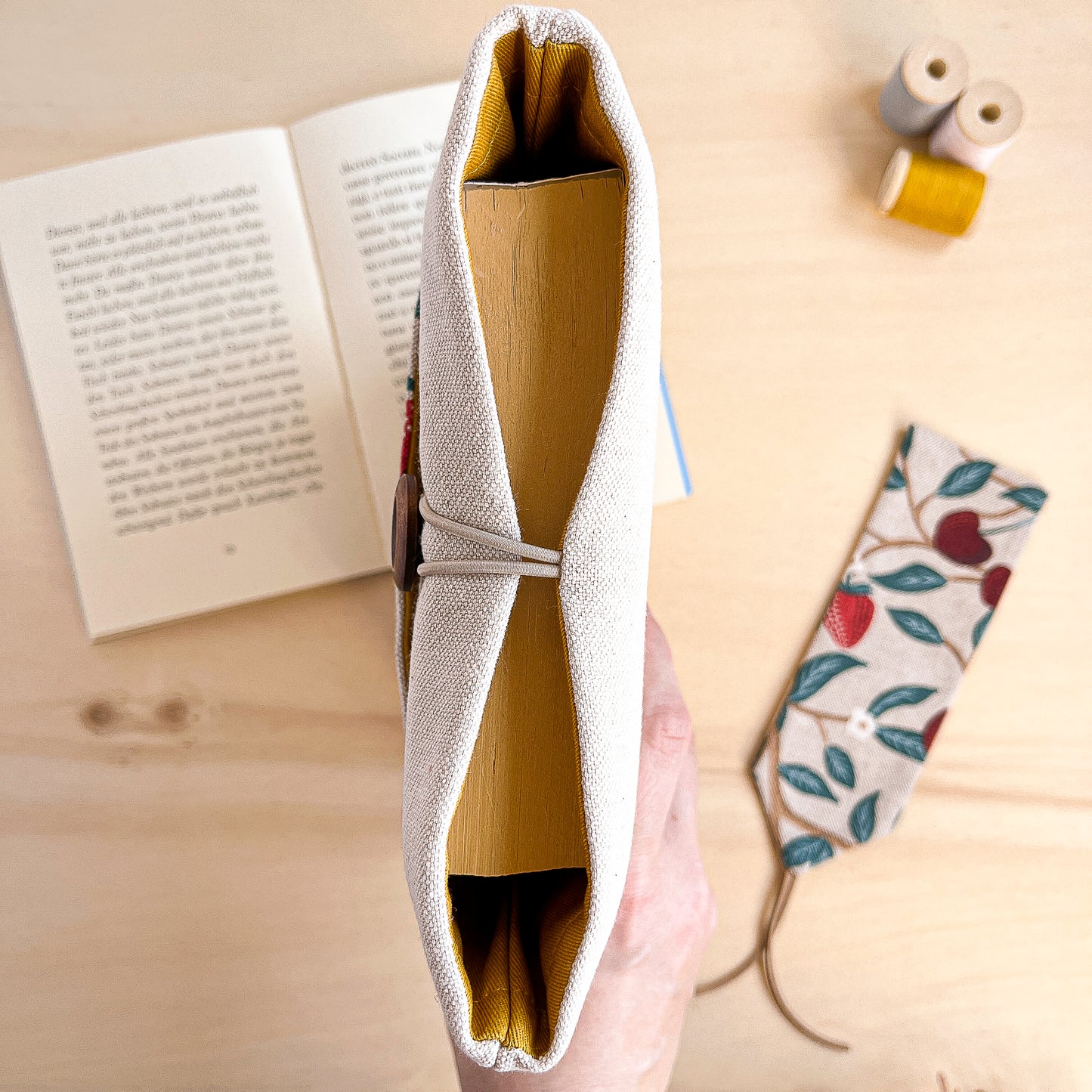 Custodia per libri imbottita in cotone fantasia fragole e ciliegie fatta a mano