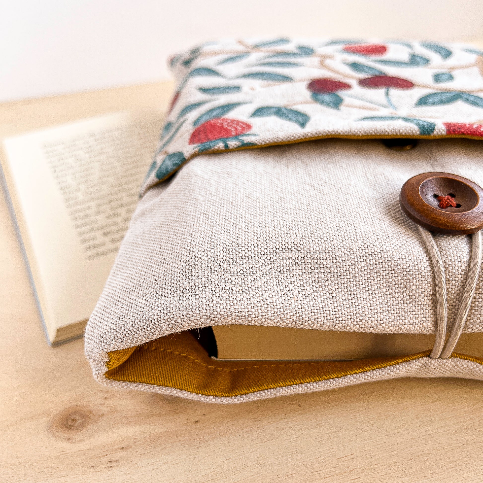 Custodia per libri imbottita in cotone fantasia fragole e ciliegie fatta a mano