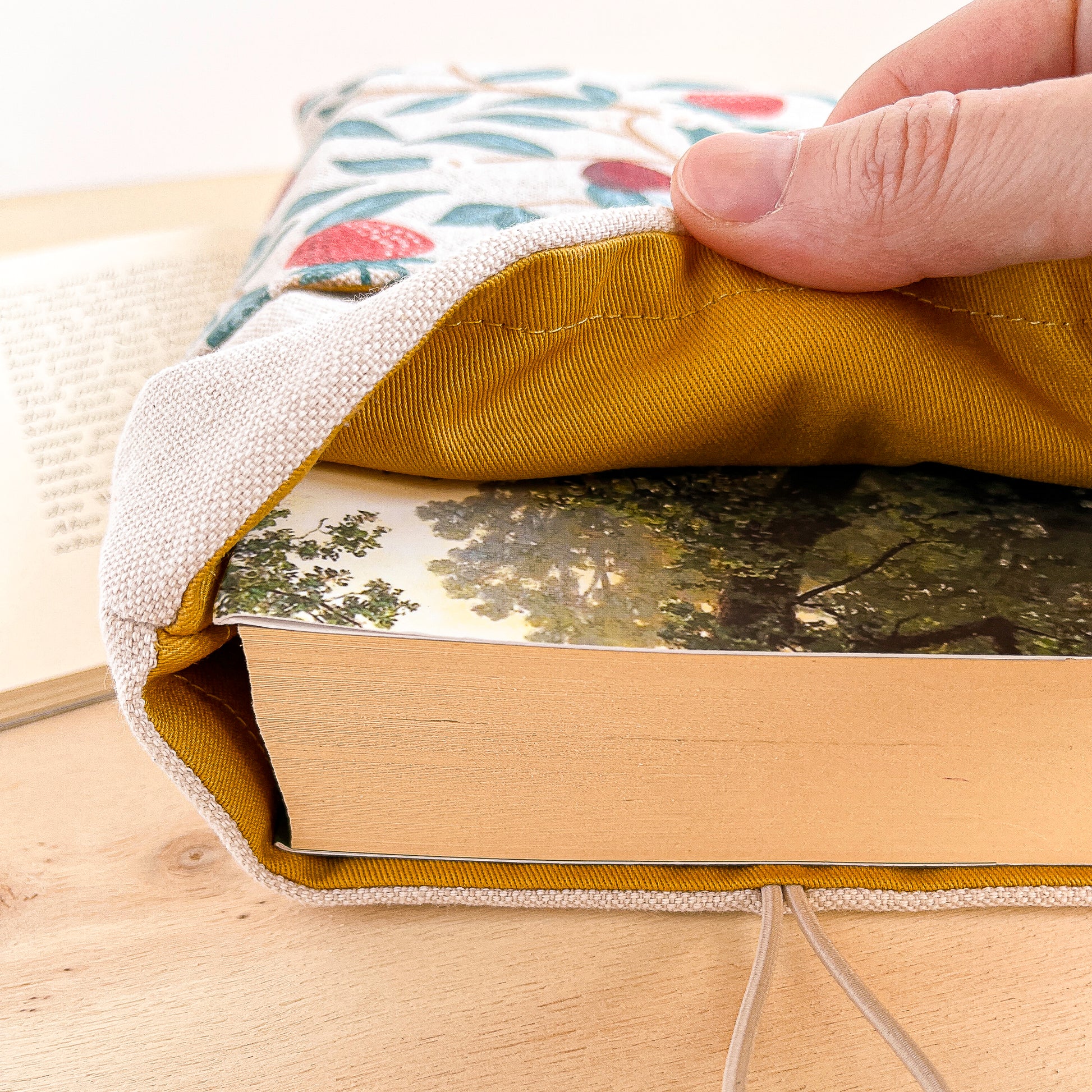 Custodia per libri imbottita in cotone fantasia fragole e ciliegie fatta a mano