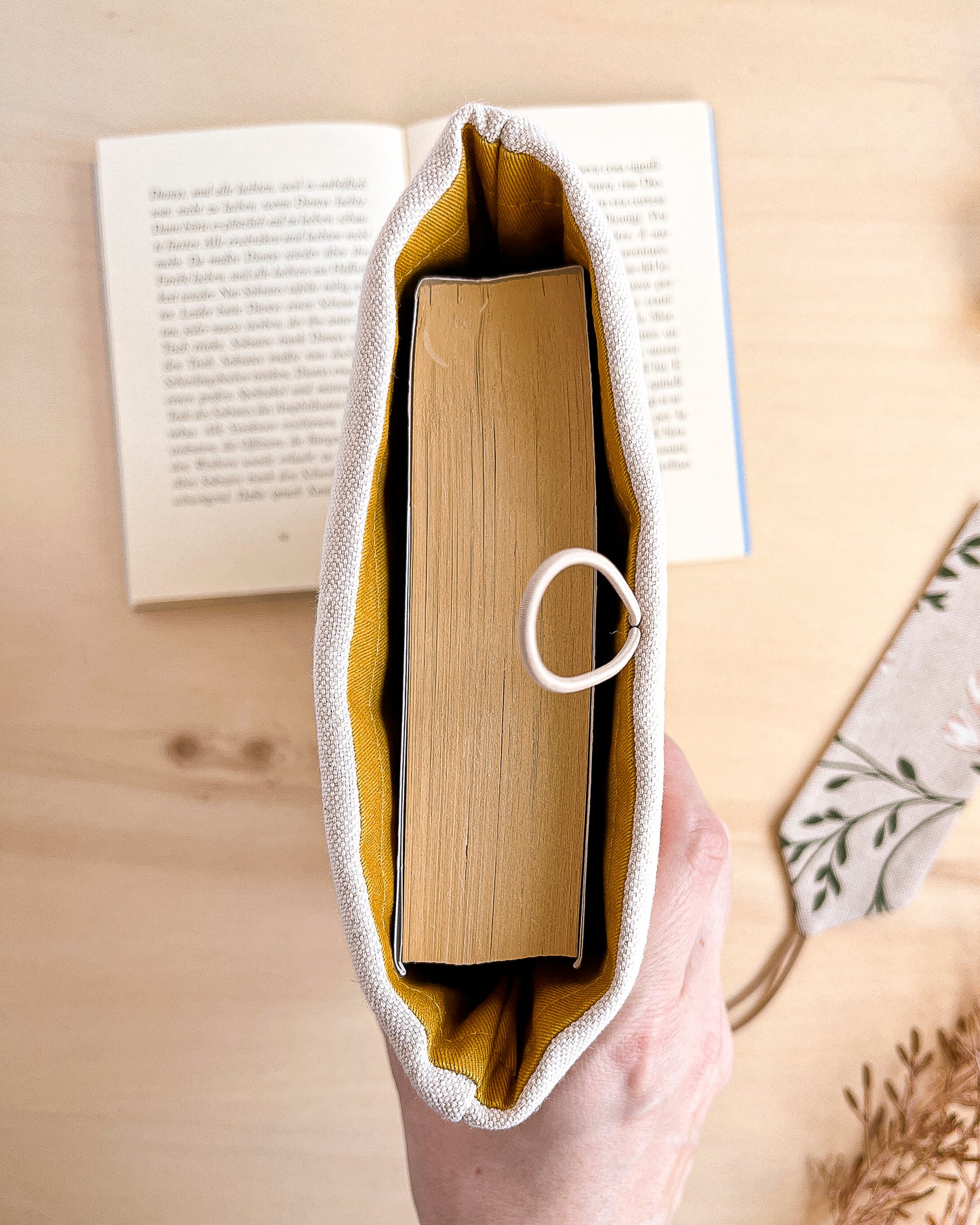 Custodia per libri imbottita in cotone fantasia tralci fioriti fatta a mano