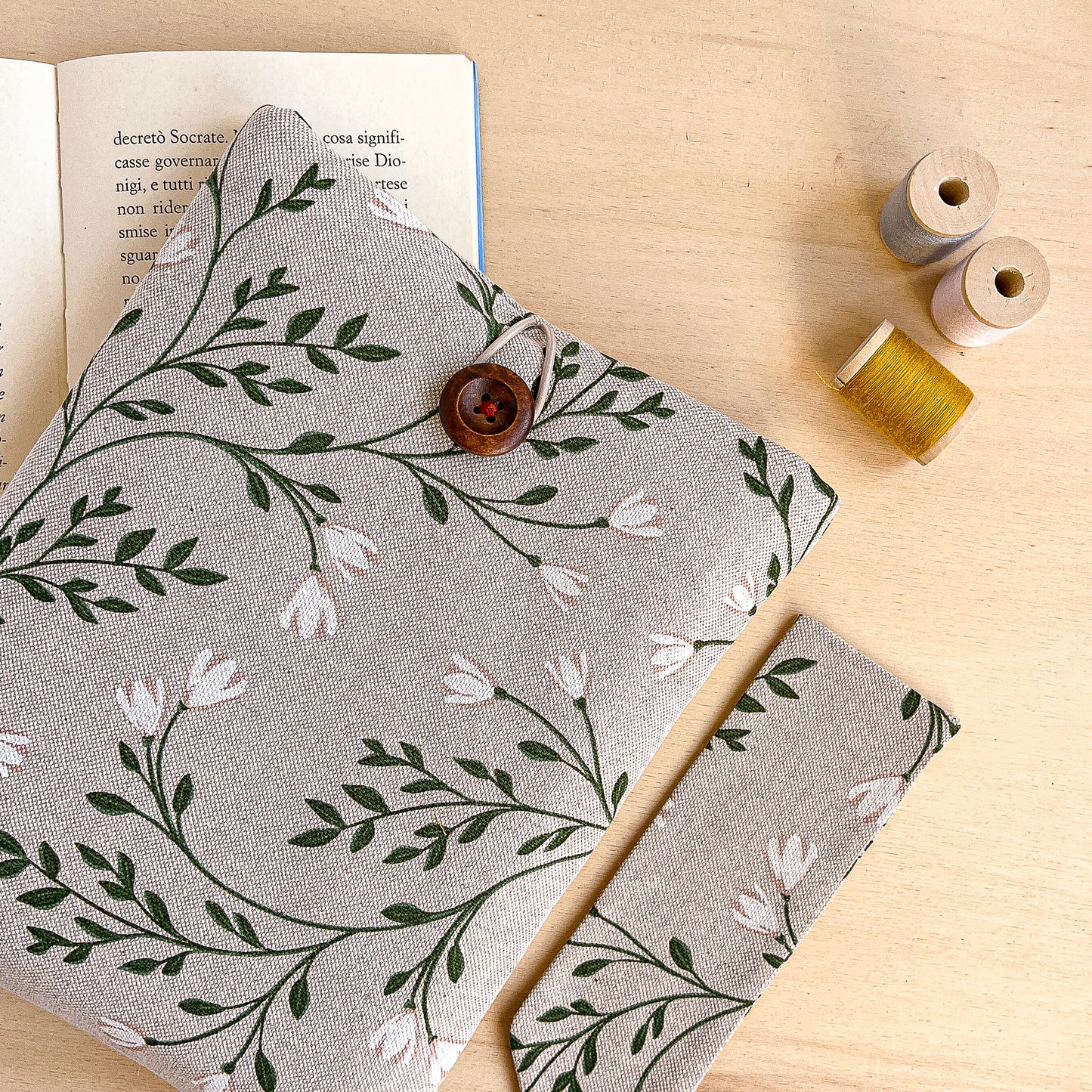 Custodia per libri imbottita in cotone fantasia tralci fioriti fatta a mano