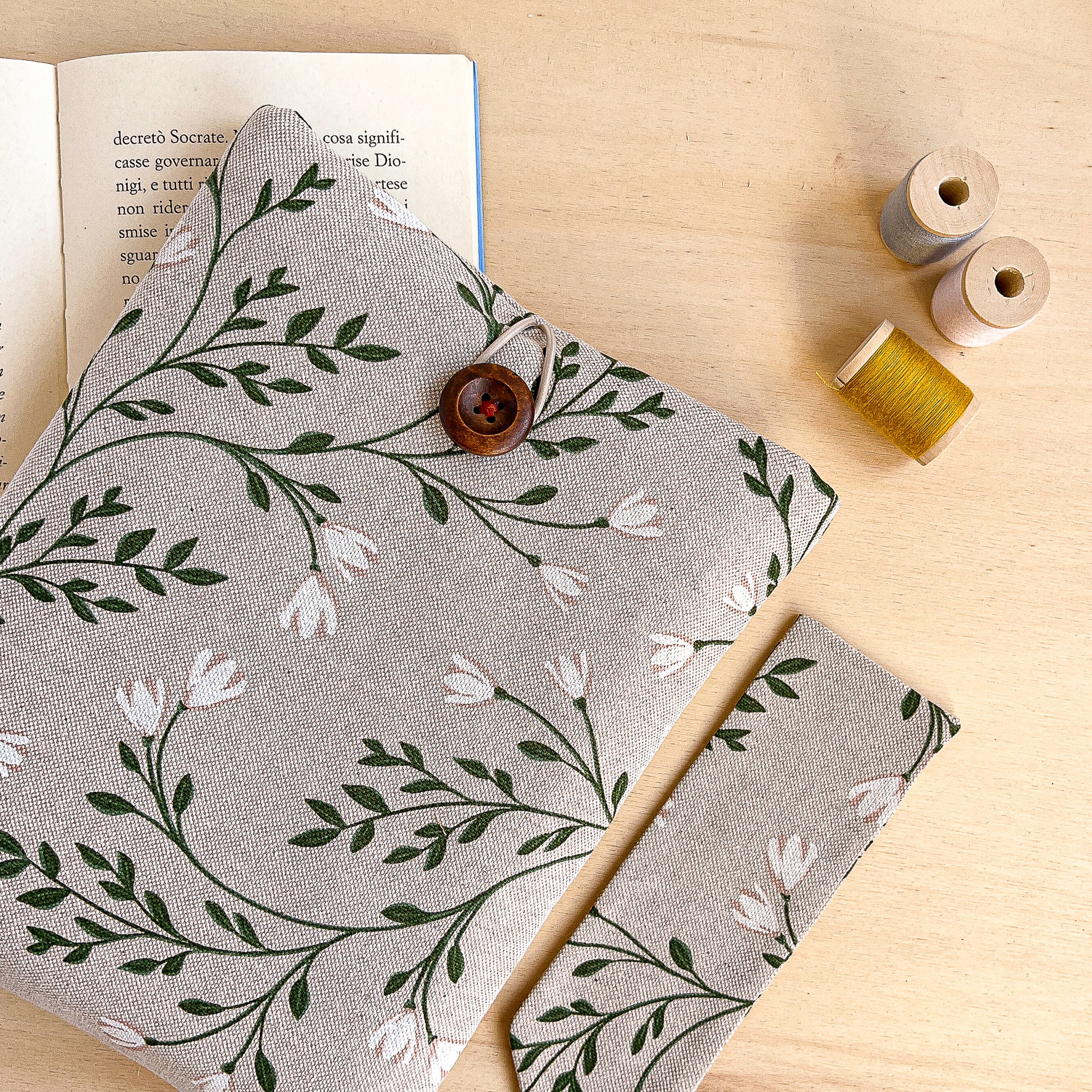 Custodia per libri imbottita in cotone fantasia tralci fioriti fatta a mano