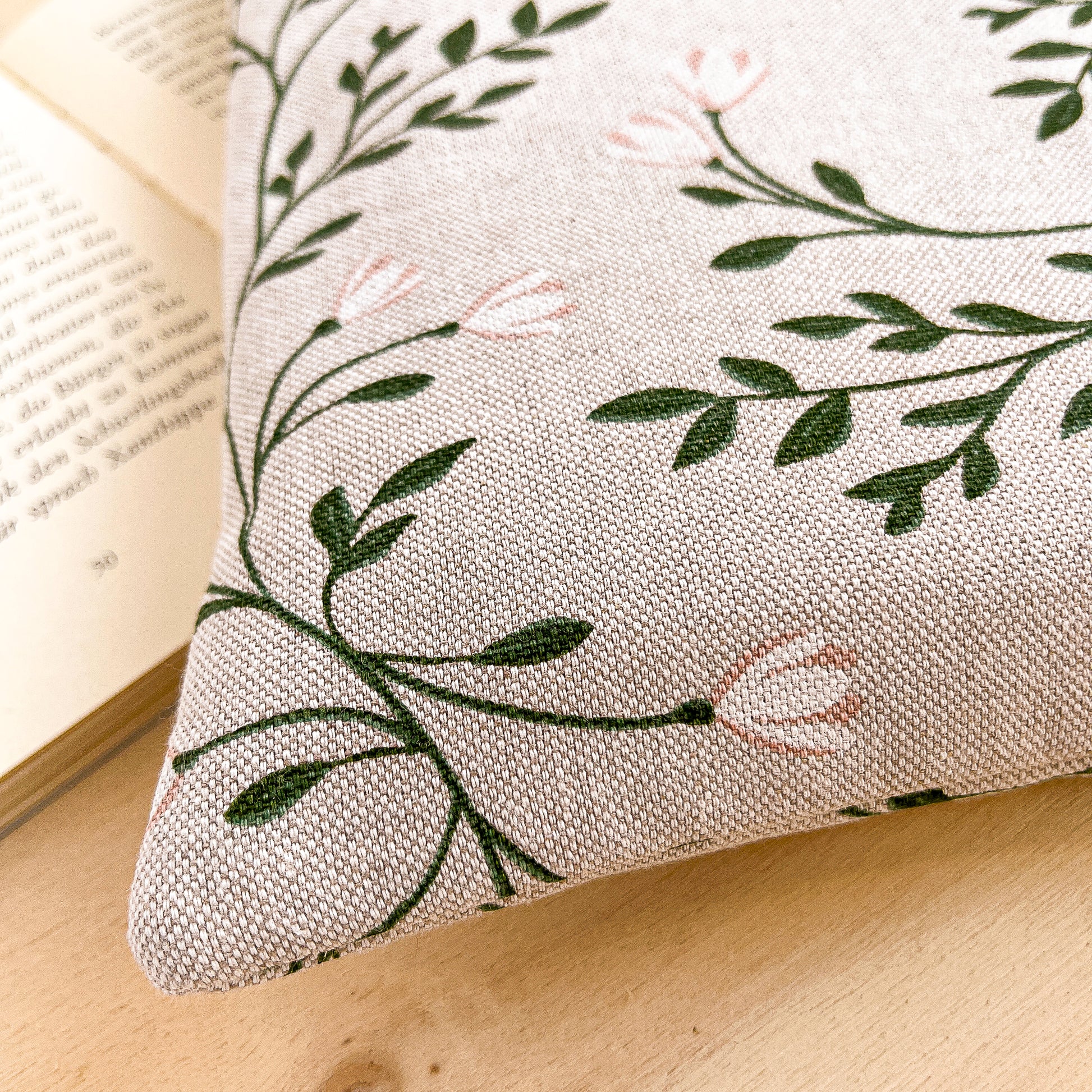 Custodia per libri imbottita in cotone fantasia tralci fioriti fatta a mano