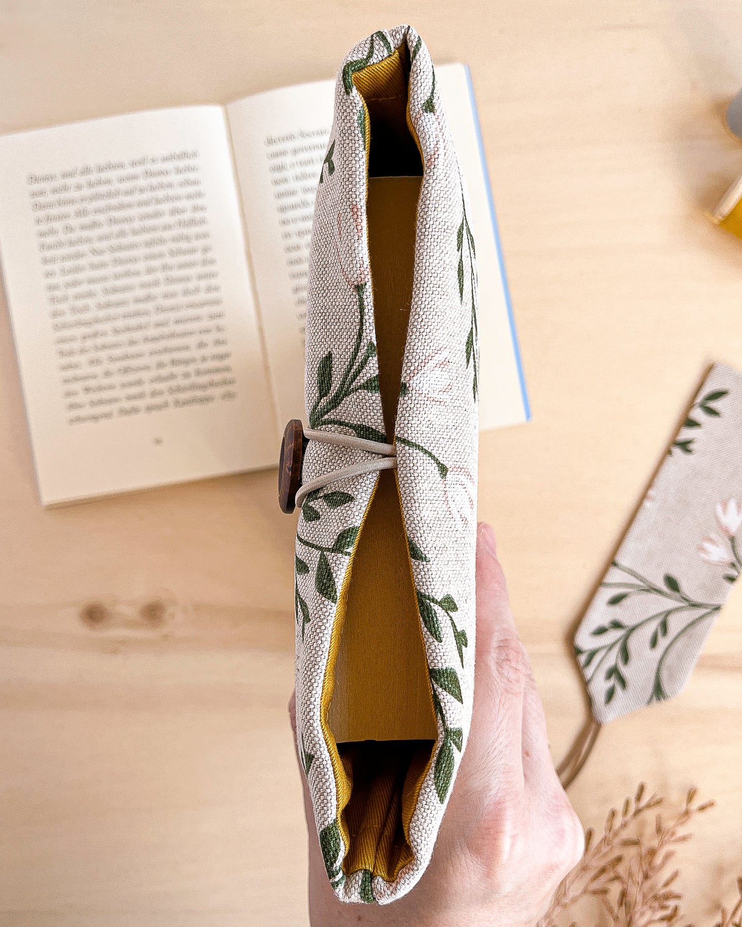 Custodia per libri imbottita in cotone fantasia tralci fioriti fatta a mano