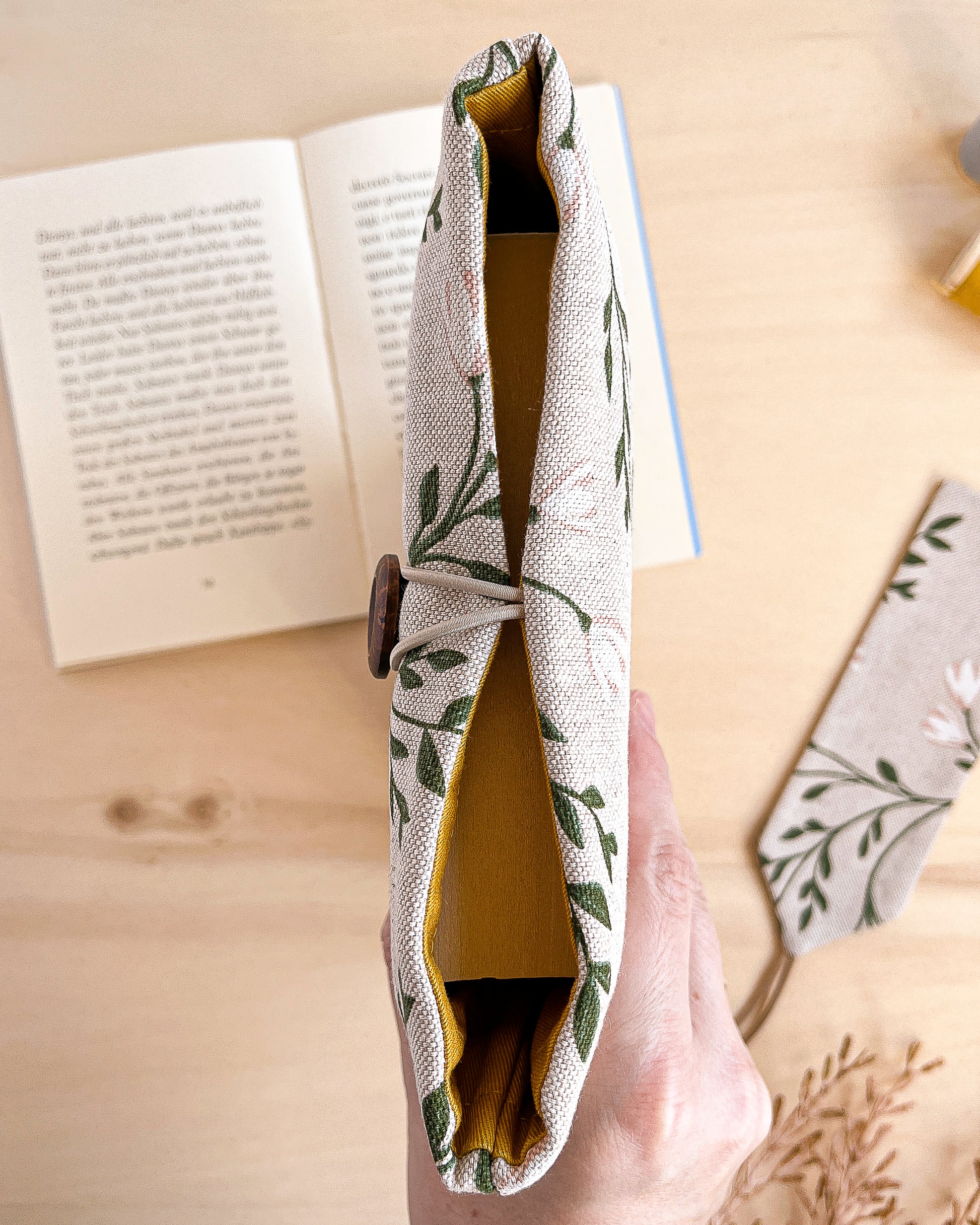 Custodia per libri imbottita in cotone fantasia tralci fioriti fatta a mano