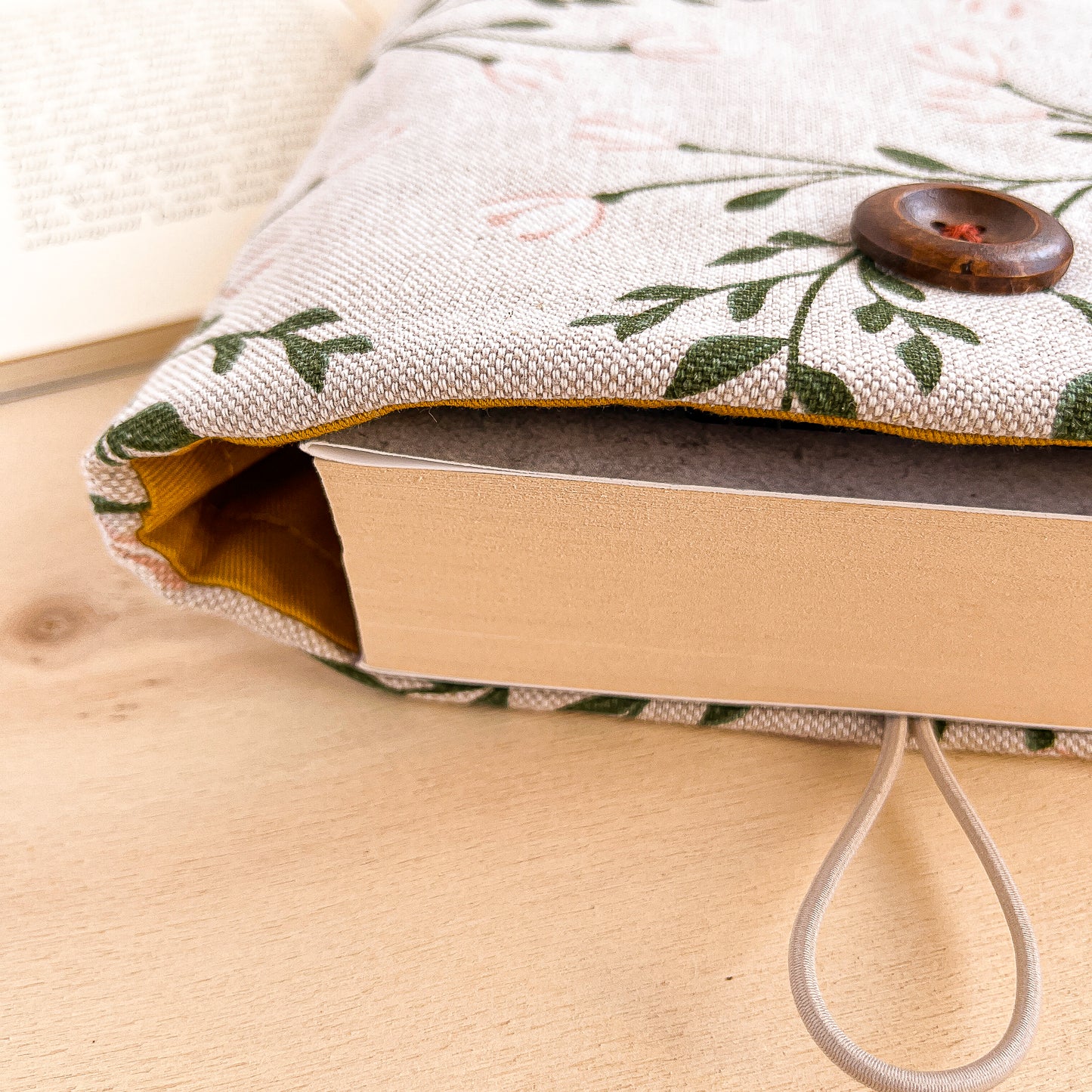 Custodia per libri imbottita in cotone fantasia tralci fioriti fatta a mano