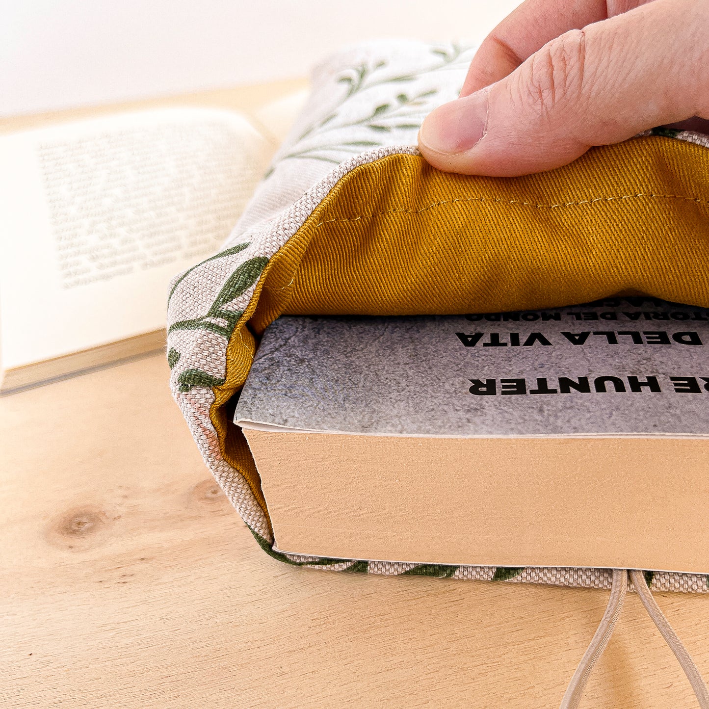 Custodia per libri imbottita in cotone fantasia tralci fioriti fatta a mano