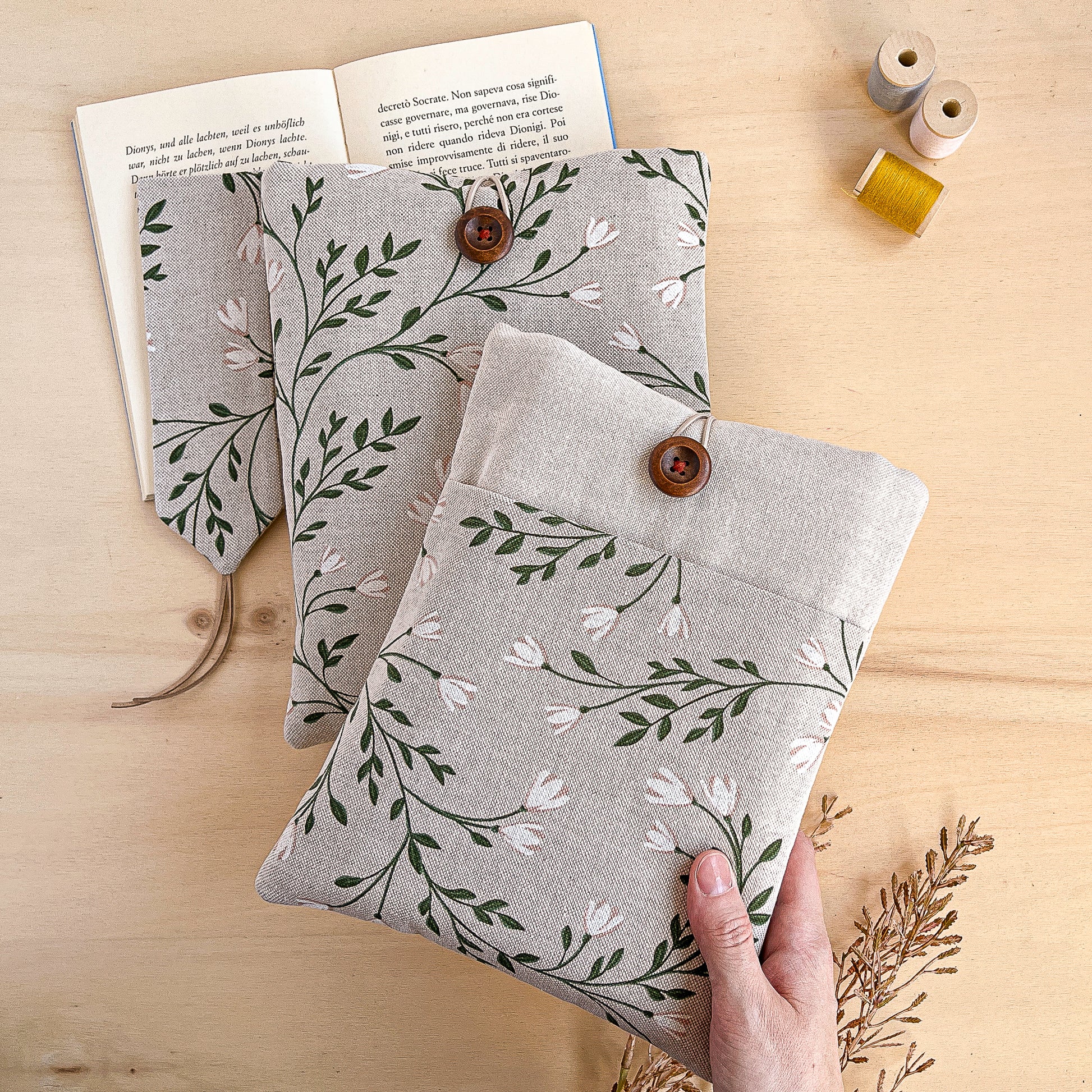 Custodia per libri imbottita in cotone fantasia tralci fioriti fatta a mano