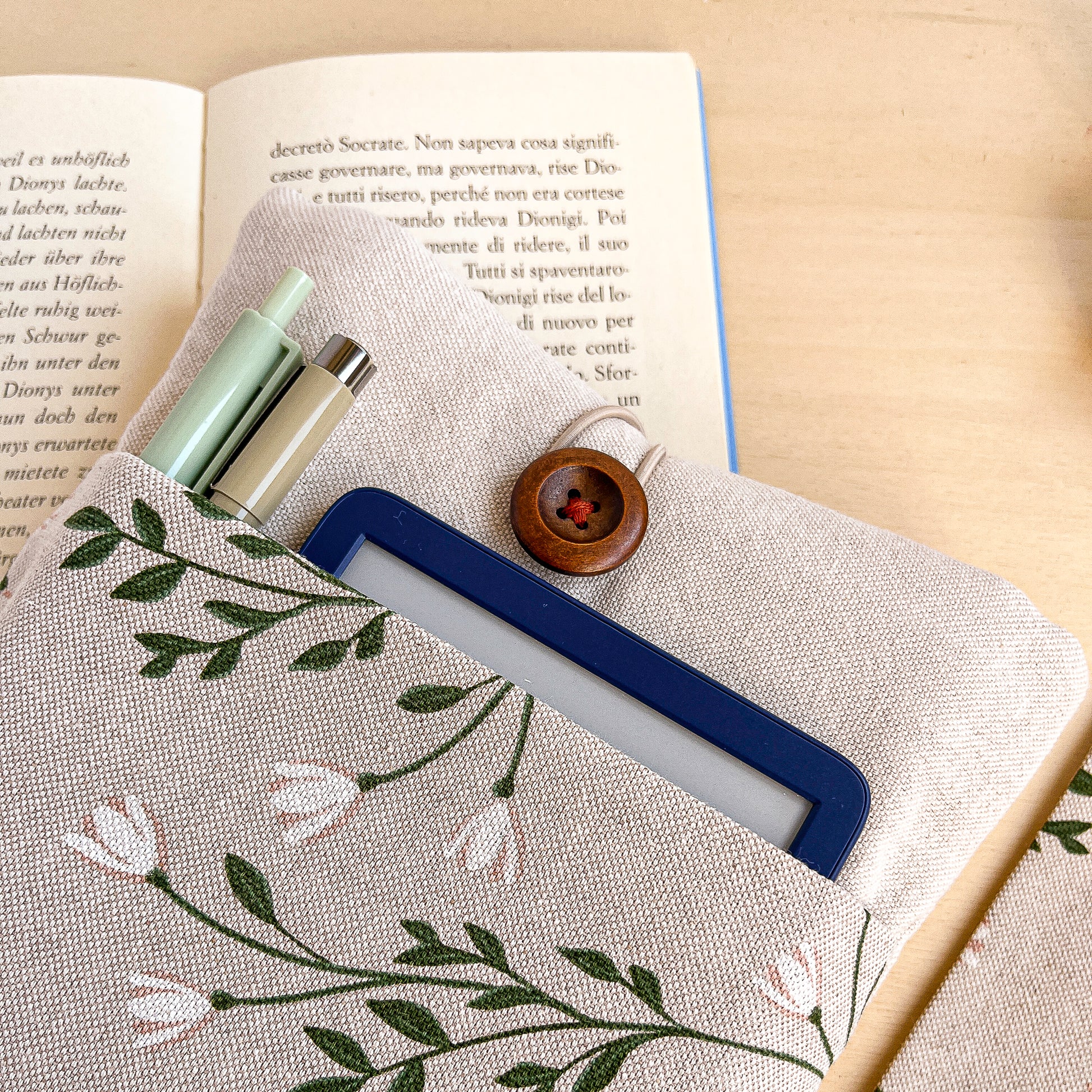 Custodia per libri imbottita in cotone fantasia tralci fioriti fatta a mano