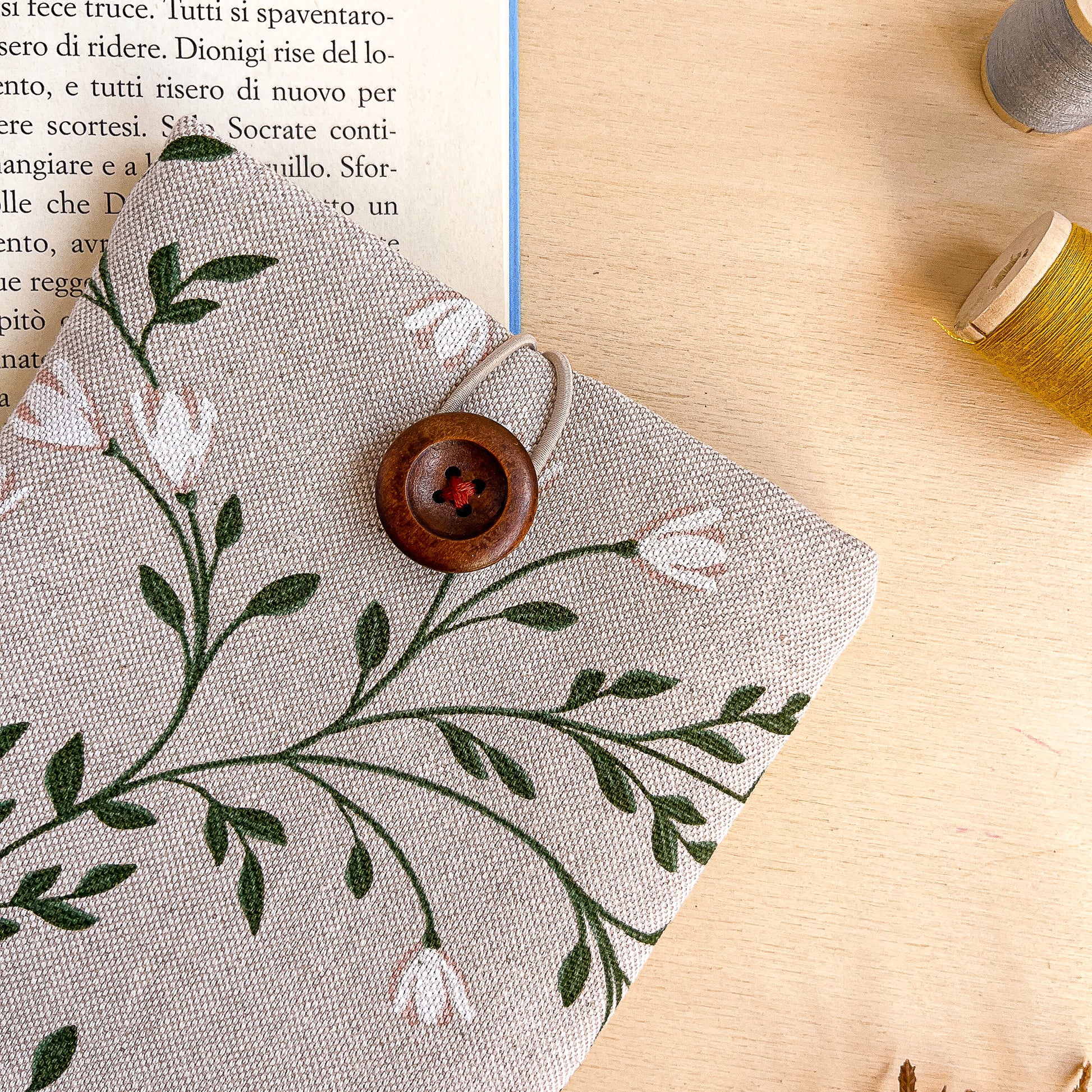 custodia per e-reader kindle stoffa tralci fioriti busta imbottita