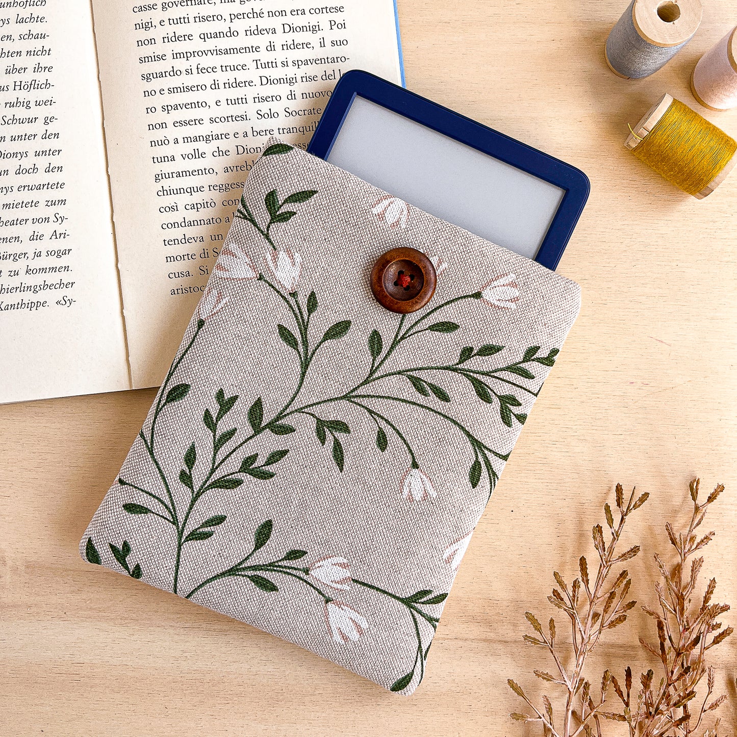custodia per e-reader kindle stoffa tralci fioriti busta imbottita