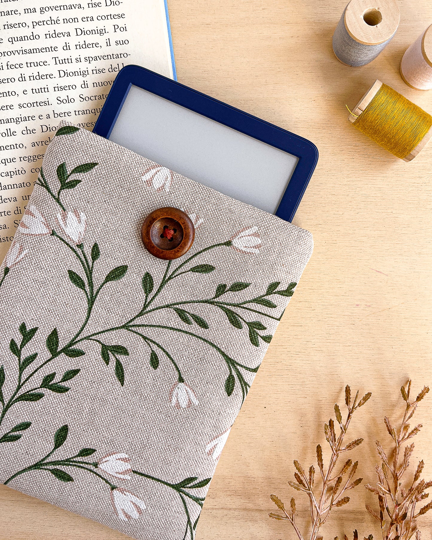 custodia per e-reader kindle stoffa tralci fioriti busta imbottita