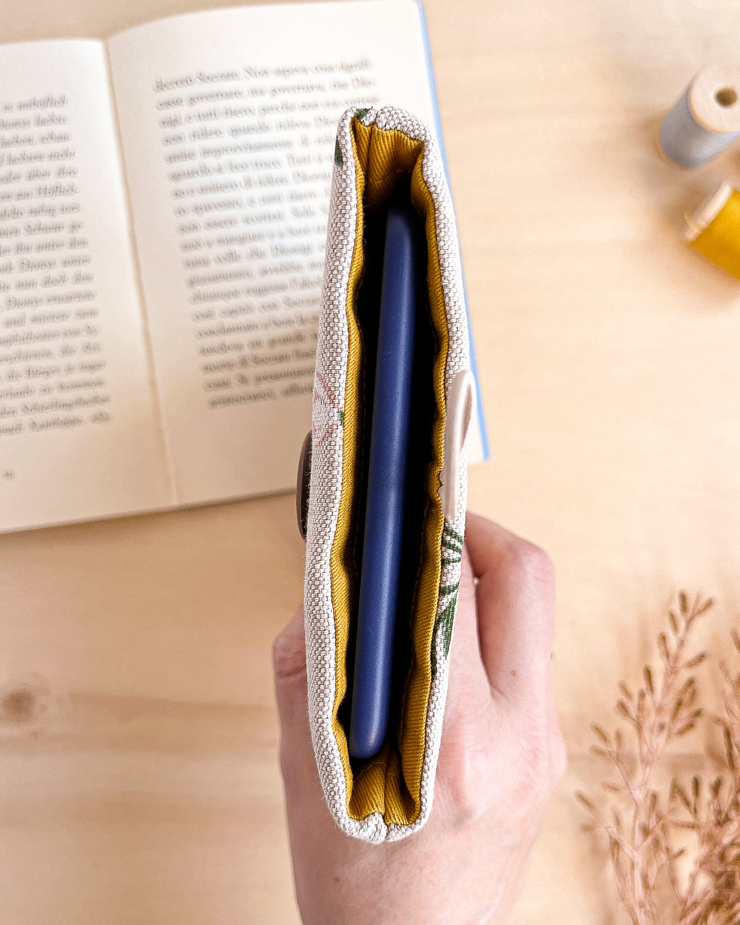custodia per e-reader kindle stoffa tralci fioriti busta imbottita