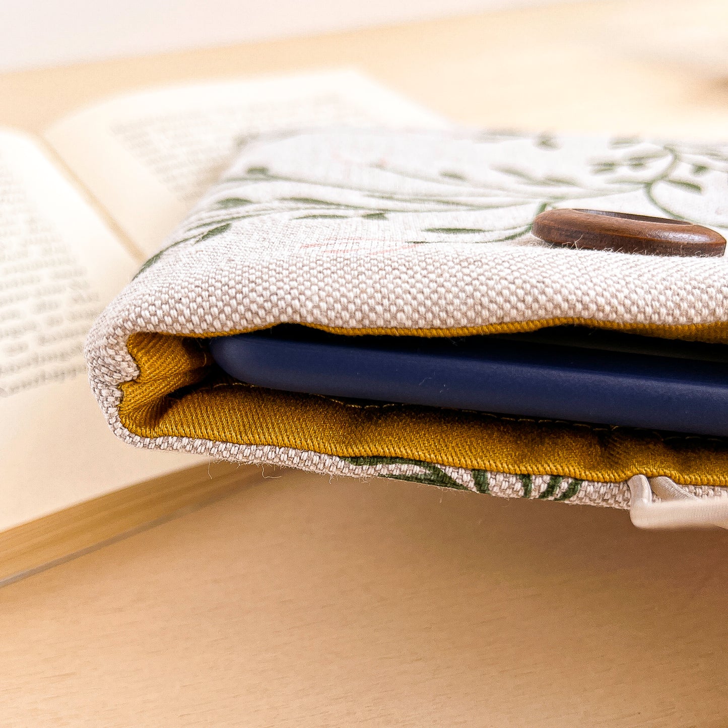 custodia per e-reader kindle stoffa tralci fioriti busta imbottita