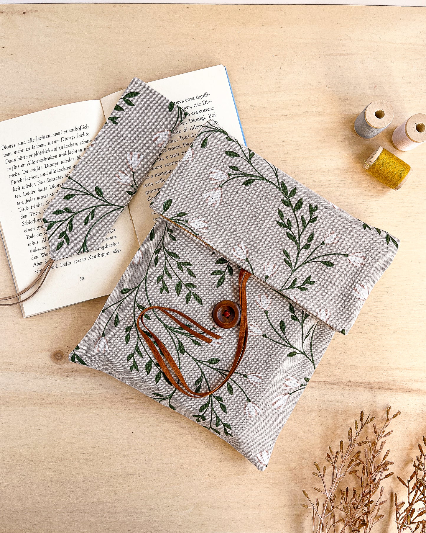 Custodia per libri imbottita in cotone fantasia tralci fioriti fatta a mano