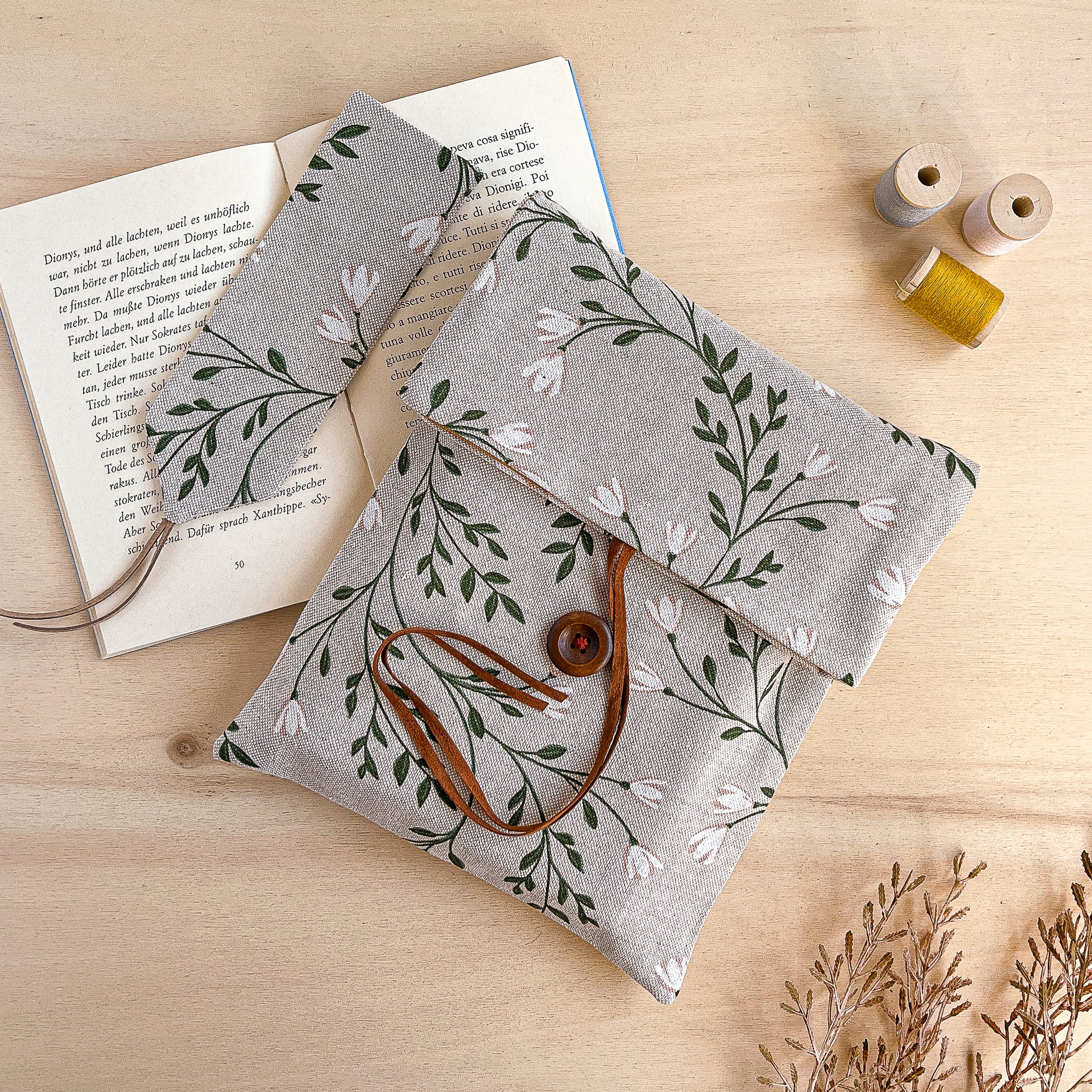 Custodia per libri imbottita in cotone fantasia tralci fioriti fatta a mano