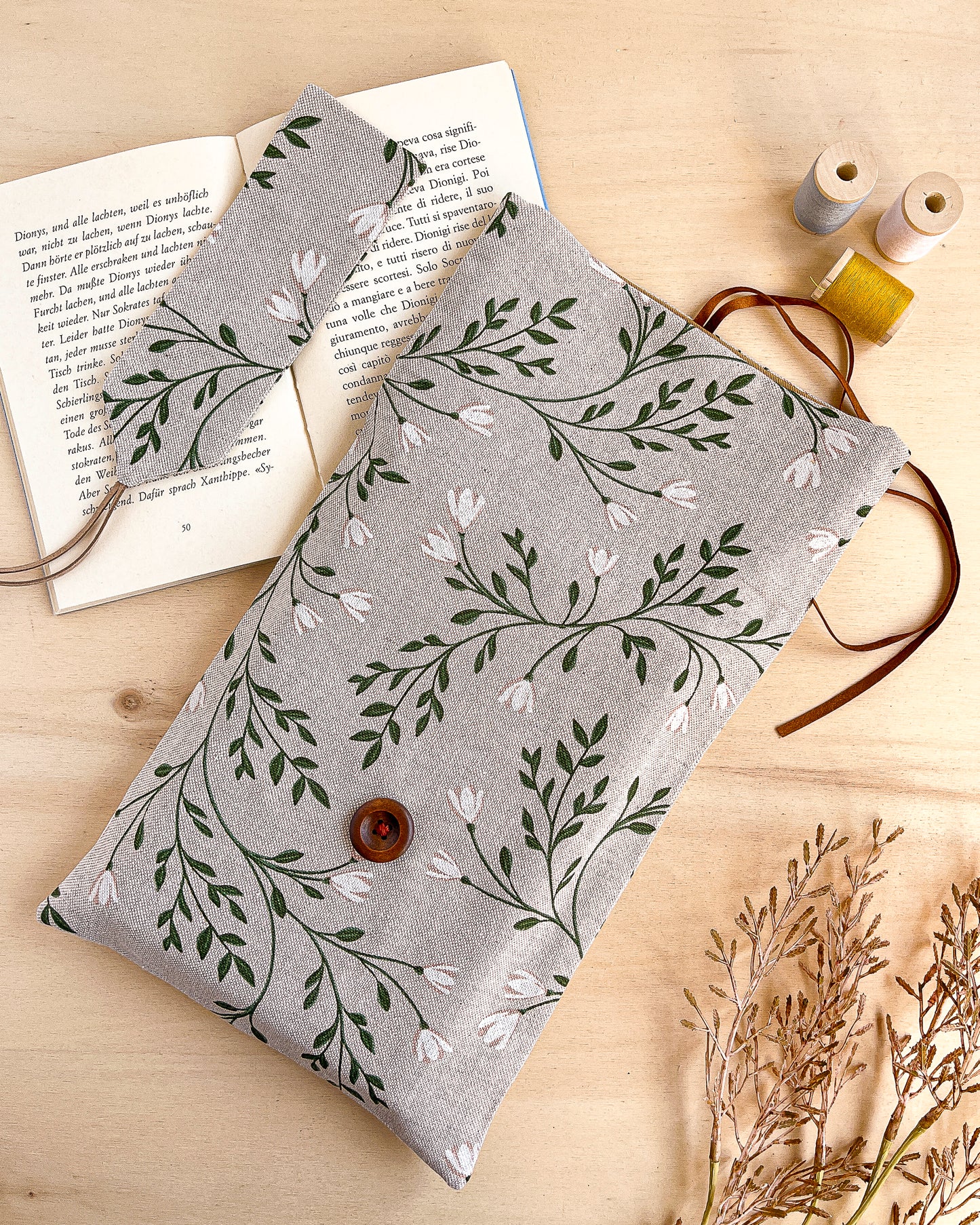 Custodia per libri imbottita in cotone fantasia tralci fioriti fatta a mano